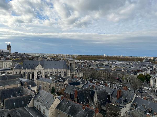 À Vendre - ANGERS - Hyper Centre - Appartement de 77 m² - 2 chambres- ascenseur - cave - Entièrement Rénové avec vue Imprenable sur Angers