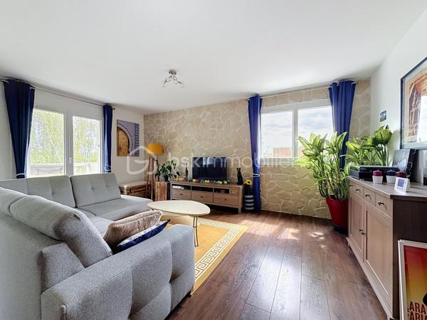 Situé au 4ᵉ et dernier étage AVEC ascenseur d'une résidence entretenue et sécurisée avec caméras, cet appartement de 83m², 4 pièces offre de BEAUX volumes, un fort potentiel d'aménagement et un environnement agréable.

Dès l'entrée, vous serez séduits par ses nombreux rangements grâce à un très grand placard. L'appartement se compose d'un WC indépendant, un dressing, d'une cuisine indépendante équipée d'une chaudière individuelle au gaz FRISQUET, ainsi que d'un VASTE espace de vie de 33 m² comprenant une salle à manger ouverte sur le salon , idéal pour partager des moments conviviaux.

L'espace nuit dessert deux chambres, une salle de bains ainsi qu'une buanderie/cellier offrant un véritable atout supplémentaire. Cette pièce dispose déjà des arrivées et évacuations d'eau, permettant facilement la création d'une seconde salle d'eau selon vos besoins.

Vous profiterez également d'un grand balcon filant, accessible depuis le séjour, la salle à manger et l'une des chambres. Cet appartement bénéficie d'une belle luminosité grâce aux nombreuses ouvertures de l'appartement et offre une agréable vue dégagée sur les jardins de la copropriété, sans vis-à-vis direct.

Entièrement décoré avec des couleurs audacieuses et pleines de caractère, cet appartement reflète un univers unique et vivant, laissant toutefois toute liberté aux futurs acquéreurs d’y projeter leur propre style.

Les prestations sont complétées par :
Une cave.
Deux places de stationnement privatives, dont une en sous-sol sécurisé (-1) et une en extérieur au sein de la résidence sécurisée.
Résidence avec ascenseur.
Un emplacement stratégique

Vous profiterez de la proximité immédiate des transports, des commerces, des écoles, de la clinique, de la piscine ainsi que des nombreux équipements de la ville.

Enfin, le secteur bénéficie du dynamisme lié au développement de la nouvelle ZAC d'Ezanville, un projet d'aménagement qui contribue à renforcer l'attractivité de la commune avec de nouveaux services, commerces et infrastructures.

Un appartement aux beaux volumes, offrant de nombreuses possibilités d'aménagement, idéal pour une famille ou pour des acquéreurs souhaitant personnaliser leur futur lieu de vie.

TRANSPORTS :
La GARE d’Écouen – Ézanville à 1,5 kms (Transilien ligne H vers Paris Gare du Nord en environ 15-20 minutes) est accessible en seulement 20 minutes à pied ou 5 minutes en voiture.
Direction : Paris Gare du Nord (environ 20 à 25 min)
Persan - Beaumont
Luzarches

LES BUS 269, 15 et 17 à proximité immédiate de la résidence 

Le bus 269 relie principalement :
Garges - Sarcelles RER (RER D) ↔ Ézanville ↔ Domont ↔ Moisselles
Il permet donc de rejoindre facilement le RER D à Garges - Sarcelles, direction Paris (Gare du Nord, Châtelet, etc.) ou le Val-d’Oise.

Bus 15 et 17 ces lignes sont des bus locaux de desserte :
Ligne 15 : dessert Ézanville et les communes voisines (liaisons locales vers Domont / Moisselles / Montmorency selon les tronçons)
Ligne 17 : ligne de proximité également, assurant les liaisons entre quartiers, gares et communes alentours (connexion vers réseaux bus et Transilien)

Elles permettent surtout des déplacements de proximité et des correspondances vers les gares et autres lignes structurantes.

ECOLES :
École maternelle Paul Fort
École élémentaire Paul Fort
Toutes deux situées dans le secteur, accessibles rapidement.

École maternelle et élémentaire Louis Théobald (selon sectorisation)
Autre groupe scolaire de la commune, également proche.

Collège Aimé Césaire – Ézanville
Collège de secteur de la ville, facilement accessible en bus ou à pied selon les quartiers.

Lycées à proximité :
Lycée Camille Saint-Saëns – Deuil-la-Barre
Lycée Gustave Monod – Enghien-les-Bains
Lycée Jean-Jacques Rousseau – Montmorency

Une visite s'impose pour découvrir tout son potentiel !
