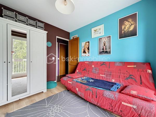 Situé au 4ᵉ et dernier étage AVEC ascenseur d'une résidence entretenue et sécurisée avec caméras, cet appartement de 83m², 4 pièces offre de BEAUX volumes, un fort potentiel d'aménagement et un environnement agréable.

Dès l'entrée, vous serez séduits par ses nombreux rangements grâce à un très grand placard. L'appartement se compose d'un WC indépendant, un dressing, d'une cuisine indépendante équipée d'une chaudière individuelle au gaz FRISQUET, ainsi que d'un VASTE espace de vie de 33 m² comprenant une salle à manger ouverte sur le salon , idéal pour partager des moments conviviaux.

L'espace nuit dessert deux chambres, une salle de bains ainsi qu'une buanderie/cellier offrant un véritable atout supplémentaire. Cette pièce dispose déjà des arrivées et évacuations d'eau, permettant facilement la création d'une seconde salle d'eau selon vos besoins.

Vous profiterez également d'un grand balcon filant, accessible depuis le séjour, la salle à manger et l'une des chambres. Cet appartement bénéficie d'une belle luminosité grâce aux nombreuses ouvertures de l'appartement et offre une agréable vue dégagée sur les jardins de la copropriété, sans vis-à-vis direct.

Entièrement décoré avec des couleurs audacieuses et pleines de caractère, cet appartement reflète un univers unique et vivant, laissant toutefois toute liberté aux futurs acquéreurs d’y projeter leur propre style.

Les prestations sont complétées par :
Une cave.
Deux places de stationnement privatives, dont une en sous-sol sécurisé (-1) et une en extérieur au sein de la résidence sécurisée.
Résidence avec ascenseur.
Un emplacement stratégique

Vous profiterez de la proximité immédiate des transports, des commerces, des écoles, de la clinique, de la piscine ainsi que des nombreux équipements de la ville.

Enfin, le secteur bénéficie du dynamisme lié au développement de la nouvelle ZAC d'Ezanville, un projet d'aménagement qui contribue à renforcer l'attractivité de la commune avec de nouveaux services, commerces et infrastructures.

Un appartement aux beaux volumes, offrant de nombreuses possibilités d'aménagement, idéal pour une famille ou pour des acquéreurs souhaitant personnaliser leur futur lieu de vie.

TRANSPORTS :
La GARE d’Écouen – Ézanville à 1,5 kms (Transilien ligne H vers Paris Gare du Nord en environ 15-20 minutes) est accessible en seulement 20 minutes à pied ou 5 minutes en voiture.
Direction : Paris Gare du Nord (environ 20 à 25 min)
Persan - Beaumont
Luzarches

LES BUS 269, 15 et 17 à proximité immédiate de la résidence 

Le bus 269 relie principalement :
Garges - Sarcelles RER (RER D) ↔ Ézanville ↔ Domont ↔ Moisselles
Il permet donc de rejoindre facilement le RER D à Garges - Sarcelles, direction Paris (Gare du Nord, Châtelet, etc.) ou le Val-d’Oise.

Bus 15 et 17 ces lignes sont des bus locaux de desserte :
Ligne 15 : dessert Ézanville et les communes voisines (liaisons locales vers Domont / Moisselles / Montmorency selon les tronçons)
Ligne 17 : ligne de proximité également, assurant les liaisons entre quartiers, gares et communes alentours (connexion vers réseaux bus et Transilien)

Elles permettent surtout des déplacements de proximité et des correspondances vers les gares et autres lignes structurantes.

ECOLES :
École maternelle Paul Fort
École élémentaire Paul Fort
Toutes deux situées dans le secteur, accessibles rapidement.

École maternelle et élémentaire Louis Théobald (selon sectorisation)
Autre groupe scolaire de la commune, également proche.

Collège Aimé Césaire – Ézanville
Collège de secteur de la ville, facilement accessible en bus ou à pied selon les quartiers.

Lycées à proximité :
Lycée Camille Saint-Saëns – Deuil-la-Barre
Lycée Gustave Monod – Enghien-les-Bains
Lycée Jean-Jacques Rousseau – Montmorency

Une visite s'impose pour découvrir tout son potentiel !
