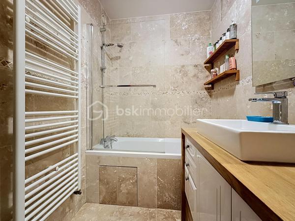Situé au 4ᵉ et dernier étage AVEC ascenseur d'une résidence entretenue et sécurisée avec caméras, cet appartement de 83m², 4 pièces offre de BEAUX volumes, un fort potentiel d'aménagement et un environnement agréable.

Dès l'entrée, vous serez séduits par ses nombreux rangements grâce à un très grand placard. L'appartement se compose d'un WC indépendant, un dressing, d'une cuisine indépendante équipée d'une chaudière individuelle au gaz FRISQUET, ainsi que d'un VASTE espace de vie de 33 m² comprenant une salle à manger ouverte sur le salon , idéal pour partager des moments conviviaux.

L'espace nuit dessert deux chambres, une salle de bains ainsi qu'une buanderie/cellier offrant un véritable atout supplémentaire. Cette pièce dispose déjà des arrivées et évacuations d'eau, permettant facilement la création d'une seconde salle d'eau selon vos besoins.

Vous profiterez également d'un grand balcon filant, accessible depuis le séjour, la salle à manger et l'une des chambres. Cet appartement bénéficie d'une belle luminosité grâce aux nombreuses ouvertures de l'appartement et offre une agréable vue dégagée sur les jardins de la copropriété, sans vis-à-vis direct.

Entièrement décoré avec des couleurs audacieuses et pleines de caractère, cet appartement reflète un univers unique et vivant, laissant toutefois toute liberté aux futurs acquéreurs d’y projeter leur propre style.

Les prestations sont complétées par :
Une cave.
Deux places de stationnement privatives, dont une en sous-sol sécurisé (-1) et une en extérieur au sein de la résidence sécurisée.
Résidence avec ascenseur.
Un emplacement stratégique

Vous profiterez de la proximité immédiate des transports, des commerces, des écoles, de la clinique, de la piscine ainsi que des nombreux équipements de la ville.

Enfin, le secteur bénéficie du dynamisme lié au développement de la nouvelle ZAC d'Ezanville, un projet d'aménagement qui contribue à renforcer l'attractivité de la commune avec de nouveaux services, commerces et infrastructures.

Un appartement aux beaux volumes, offrant de nombreuses possibilités d'aménagement, idéal pour une famille ou pour des acquéreurs souhaitant personnaliser leur futur lieu de vie.

TRANSPORTS :
La GARE d’Écouen – Ézanville à 1,5 kms (Transilien ligne H vers Paris Gare du Nord en environ 15-20 minutes) est accessible en seulement 20 minutes à pied ou 5 minutes en voiture.
Direction : Paris Gare du Nord (environ 20 à 25 min)
Persan - Beaumont
Luzarches

LES BUS 269, 15 et 17 à proximité immédiate de la résidence 

Le bus 269 relie principalement :
Garges - Sarcelles RER (RER D) ↔ Ézanville ↔ Domont ↔ Moisselles
Il permet donc de rejoindre facilement le RER D à Garges - Sarcelles, direction Paris (Gare du Nord, Châtelet, etc.) ou le Val-d’Oise.

Bus 15 et 17 ces lignes sont des bus locaux de desserte :
Ligne 15 : dessert Ézanville et les communes voisines (liaisons locales vers Domont / Moisselles / Montmorency selon les tronçons)
Ligne 17 : ligne de proximité également, assurant les liaisons entre quartiers, gares et communes alentours (connexion vers réseaux bus et Transilien)

Elles permettent surtout des déplacements de proximité et des correspondances vers les gares et autres lignes structurantes.

ECOLES :
École maternelle Paul Fort
École élémentaire Paul Fort
Toutes deux situées dans le secteur, accessibles rapidement.

École maternelle et élémentaire Louis Théobald (selon sectorisation)
Autre groupe scolaire de la commune, également proche.

Collège Aimé Césaire – Ézanville
Collège de secteur de la ville, facilement accessible en bus ou à pied selon les quartiers.

Lycées à proximité :
Lycée Camille Saint-Saëns – Deuil-la-Barre
Lycée Gustave Monod – Enghien-les-Bains
Lycée Jean-Jacques Rousseau – Montmorency

Une visite s'impose pour découvrir tout son potentiel !