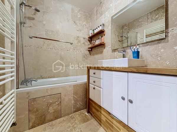 Situé au 4ᵉ et dernier étage AVEC ascenseur d'une résidence entretenue et sécurisée avec caméras, cet appartement de 83m², 4 pièces offre de BEAUX volumes, un fort potentiel d'aménagement et un environnement agréable.

Dès l'entrée, vous serez séduits par ses nombreux rangements grâce à un très grand placard. L'appartement se compose d'un WC indépendant, un dressing, d'une cuisine indépendante équipée d'une chaudière individuelle au gaz FRISQUET, ainsi que d'un VASTE espace de vie de 33 m² comprenant une salle à manger ouverte sur le salon , idéal pour partager des moments conviviaux.

L'espace nuit dessert deux chambres, une salle de bains ainsi qu'une buanderie/cellier offrant un véritable atout supplémentaire. Cette pièce dispose déjà des arrivées et évacuations d'eau, permettant facilement la création d'une seconde salle d'eau selon vos besoins.

Vous profiterez également d'un grand balcon filant, accessible depuis le séjour, la salle à manger et l'une des chambres. Cet appartement bénéficie d'une belle luminosité grâce aux nombreuses ouvertures de l'appartement et offre une agréable vue dégagée sur les jardins de la copropriété, sans vis-à-vis direct.

Entièrement décoré avec des couleurs audacieuses et pleines de caractère, cet appartement reflète un univers unique et vivant, laissant toutefois toute liberté aux futurs acquéreurs d’y projeter leur propre style.

Les prestations sont complétées par :
Une cave.
Deux places de stationnement privatives, dont une en sous-sol sécurisé (-1) et une en extérieur au sein de la résidence sécurisée.
Résidence avec ascenseur.
Un emplacement stratégique

Vous profiterez de la proximité immédiate des transports, des commerces, des écoles, de la clinique, de la piscine ainsi que des nombreux équipements de la ville.

Enfin, le secteur bénéficie du dynamisme lié au développement de la nouvelle ZAC d'Ezanville, un projet d'aménagement qui contribue à renforcer l'attractivité de la commune avec de nouveaux services, commerces et infrastructures.

Un appartement aux beaux volumes, offrant de nombreuses possibilités d'aménagement, idéal pour une famille ou pour des acquéreurs souhaitant personnaliser leur futur lieu de vie.

TRANSPORTS :
La GARE d’Écouen – Ézanville à 1,5 kms (Transilien ligne H vers Paris Gare du Nord en environ 15-20 minutes) est accessible en seulement 20 minutes à pied ou 5 minutes en voiture.
Direction : Paris Gare du Nord (environ 20 à 25 min)
Persan - Beaumont
Luzarches

LES BUS 269, 15 et 17 à proximité immédiate de la résidence 

Le bus 269 relie principalement :
Garges - Sarcelles RER (RER D) ↔ Ézanville ↔ Domont ↔ Moisselles
Il permet donc de rejoindre facilement le RER D à Garges - Sarcelles, direction Paris (Gare du Nord, Châtelet, etc.) ou le Val-d’Oise.

Bus 15 et 17 ces lignes sont des bus locaux de desserte :
Ligne 15 : dessert Ézanville et les communes voisines (liaisons locales vers Domont / Moisselles / Montmorency selon les tronçons)
Ligne 17 : ligne de proximité également, assurant les liaisons entre quartiers, gares et communes alentours (connexion vers réseaux bus et Transilien)

Elles permettent surtout des déplacements de proximité et des correspondances vers les gares et autres lignes structurantes.

ECOLES :
École maternelle Paul Fort
École élémentaire Paul Fort
Toutes deux situées dans le secteur, accessibles rapidement.

École maternelle et élémentaire Louis Théobald (selon sectorisation)
Autre groupe scolaire de la commune, également proche.

Collège Aimé Césaire – Ézanville
Collège de secteur de la ville, facilement accessible en bus ou à pied selon les quartiers.

Lycées à proximité :
Lycée Camille Saint-Saëns – Deuil-la-Barre
Lycée Gustave Monod – Enghien-les-Bains
Lycée Jean-Jacques Rousseau – Montmorency

Une visite s'impose pour découvrir tout son potentiel !