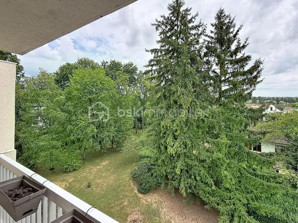 Situé au 4ᵉ et dernier étage AVEC ascenseur d'une résidence entretenue et sécurisée avec caméras, cet appartement de 83m², 4 pièces offre de BEAUX volumes, un fort potentiel d'aménagement et un environnement agréable.

Dès l'entrée, vous serez séduits par ses nombreux rangements grâce à un très grand placard. L'appartement se compose d'un WC indépendant, un dressing, d'une cuisine indépendante équipée d'une chaudière individuelle au gaz FRISQUET, ainsi que d'un VASTE espace de vie de 33 m² comprenant une salle à manger ouverte sur le salon , idéal pour partager des moments conviviaux.

L'espace nuit dessert deux chambres, une salle de bains ainsi qu'une buanderie/cellier offrant un véritable atout supplémentaire. Cette pièce dispose déjà des arrivées et évacuations d'eau, permettant facilement la création d'une seconde salle d'eau selon vos besoins.

Vous profiterez également d'un grand balcon filant, accessible depuis le séjour, la salle à manger et l'une des chambres. Cet appartement bénéficie d'une belle luminosité grâce aux nombreuses ouvertures de l'appartement et offre une agréable vue dégagée sur les jardins de la copropriété, sans vis-à-vis direct.

Entièrement décoré avec des couleurs audacieuses et pleines de caractère, cet appartement reflète un univers unique et vivant, laissant toutefois toute liberté aux futurs acquéreurs d’y projeter leur propre style.

Les prestations sont complétées par :
Une cave.
Deux places de stationnement privatives, dont une en sous-sol sécurisé (-1) et une en extérieur au sein de la résidence sécurisée.
Résidence avec ascenseur.
Un emplacement stratégique

Vous profiterez de la proximité immédiate des transports, des commerces, des écoles, de la clinique, de la piscine ainsi que des nombreux équipements de la ville.

Enfin, le secteur bénéficie du dynamisme lié au développement de la nouvelle ZAC d'Ezanville, un projet d'aménagement qui contribue à renforcer l'attractivité de la commune avec de nouveaux services, commerces et infrastructures.

Un appartement aux beaux volumes, offrant de nombreuses possibilités d'aménagement, idéal pour une famille ou pour des acquéreurs souhaitant personnaliser leur futur lieu de vie.

TRANSPORTS :
La GARE d’Écouen – Ézanville à 1,5 kms (Transilien ligne H vers Paris Gare du Nord en environ 15-20 minutes) est accessible en seulement 20 minutes à pied ou 5 minutes en voiture.
Direction : Paris Gare du Nord (environ 20 à 25 min)
Persan - Beaumont
Luzarches

LES BUS 269, 15 et 17 à proximité immédiate de la résidence 

Le bus 269 relie principalement :
Garges - Sarcelles RER (RER D) ↔ Ézanville ↔ Domont ↔ Moisselles
Il permet donc de rejoindre facilement le RER D à Garges - Sarcelles, direction Paris (Gare du Nord, Châtelet, etc.) ou le Val-d’Oise.

Bus 15 et 17 ces lignes sont des bus locaux de desserte :
Ligne 15 : dessert Ézanville et les communes voisines (liaisons locales vers Domont / Moisselles / Montmorency selon les tronçons)
Ligne 17 : ligne de proximité également, assurant les liaisons entre quartiers, gares et communes alentours (connexion vers réseaux bus et Transilien)

Elles permettent surtout des déplacements de proximité et des correspondances vers les gares et autres lignes structurantes.

ECOLES :
École maternelle Paul Fort
École élémentaire Paul Fort
Toutes deux situées dans le secteur, accessibles rapidement.

École maternelle et élémentaire Louis Théobald (selon sectorisation)
Autre groupe scolaire de la commune, également proche.

Collège Aimé Césaire – Ézanville
Collège de secteur de la ville, facilement accessible en bus ou à pied selon les quartiers.

Lycées à proximité :
Lycée Camille Saint-Saëns – Deuil-la-Barre
Lycée Gustave Monod – Enghien-les-Bains
Lycée Jean-Jacques Rousseau – Montmorency

Une visite s'impose pour découvrir tout son potentiel !