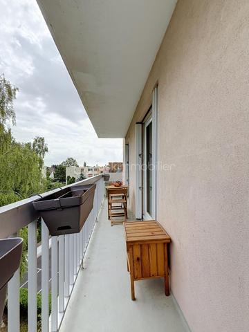 Situé au 4ᵉ et dernier étage AVEC ascenseur d'une résidence entretenue et sécurisée avec caméras, cet appartement de 83m², 4 pièces offre de BEAUX volumes, un fort potentiel d'aménagement et un environnement agréable.

Dès l'entrée, vous serez séduits par ses nombreux rangements grâce à un très grand placard. L'appartement se compose d'un WC indépendant, un dressing, d'une cuisine indépendante équipée d'une chaudière individuelle au gaz FRISQUET, ainsi que d'un VASTE espace de vie de 33 m² comprenant une salle à manger ouverte sur le salon , idéal pour partager des moments conviviaux.

L'espace nuit dessert deux chambres, une salle de bains ainsi qu'une buanderie/cellier offrant un véritable atout supplémentaire. Cette pièce dispose déjà des arrivées et évacuations d'eau, permettant facilement la création d'une seconde salle d'eau selon vos besoins.

Vous profiterez également d'un grand balcon filant, accessible depuis le séjour, la salle à manger et l'une des chambres. Cet appartement bénéficie d'une belle luminosité grâce aux nombreuses ouvertures de l'appartement et offre une agréable vue dégagée sur les jardins de la copropriété, sans vis-à-vis direct.

Entièrement décoré avec des couleurs audacieuses et pleines de caractère, cet appartement reflète un univers unique et vivant, laissant toutefois toute liberté aux futurs acquéreurs d’y projeter leur propre style.

Les prestations sont complétées par :
Une cave.
Deux places de stationnement privatives, dont une en sous-sol sécurisé (-1) et une en extérieur au sein de la résidence sécurisée.
Résidence avec ascenseur.
Un emplacement stratégique

Vous profiterez de la proximité immédiate des transports, des commerces, des écoles, de la clinique, de la piscine ainsi que des nombreux équipements de la ville.

Enfin, le secteur bénéficie du dynamisme lié au développement de la nouvelle ZAC d'Ezanville, un projet d'aménagement qui contribue à renforcer l'attractivité de la commune avec de nouveaux services, commerces et infrastructures.

Un appartement aux beaux volumes, offrant de nombreuses possibilités d'aménagement, idéal pour une famille ou pour des acquéreurs souhaitant personnaliser leur futur lieu de vie.

TRANSPORTS :
La GARE d’Écouen – Ézanville à 1,5 kms (Transilien ligne H vers Paris Gare du Nord en environ 15-20 minutes) est accessible en seulement 20 minutes à pied ou 5 minutes en voiture.
Direction : Paris Gare du Nord (environ 20 à 25 min)
Persan - Beaumont
Luzarches

LES BUS 269, 15 et 17 à proximité immédiate de la résidence 

Le bus 269 relie principalement :
Garges - Sarcelles RER (RER D) ↔ Ézanville ↔ Domont ↔ Moisselles
Il permet donc de rejoindre facilement le RER D à Garges - Sarcelles, direction Paris (Gare du Nord, Châtelet, etc.) ou le Val-d’Oise.

Bus 15 et 17 ces lignes sont des bus locaux de desserte :
Ligne 15 : dessert Ézanville et les communes voisines (liaisons locales vers Domont / Moisselles / Montmorency selon les tronçons)
Ligne 17 : ligne de proximité également, assurant les liaisons entre quartiers, gares et communes alentours (connexion vers réseaux bus et Transilien)

Elles permettent surtout des déplacements de proximité et des correspondances vers les gares et autres lignes structurantes.

ECOLES :
École maternelle Paul Fort
École élémentaire Paul Fort
Toutes deux situées dans le secteur, accessibles rapidement.

École maternelle et élémentaire Louis Théobald (selon sectorisation)
Autre groupe scolaire de la commune, également proche.

Collège Aimé Césaire – Ézanville
Collège de secteur de la ville, facilement accessible en bus ou à pied selon les quartiers.

Lycées à proximité :
Lycée Camille Saint-Saëns – Deuil-la-Barre
Lycée Gustave Monod – Enghien-les-Bains
Lycée Jean-Jacques Rousseau – Montmorency

Une visite s'impose pour découvrir tout son potentiel !