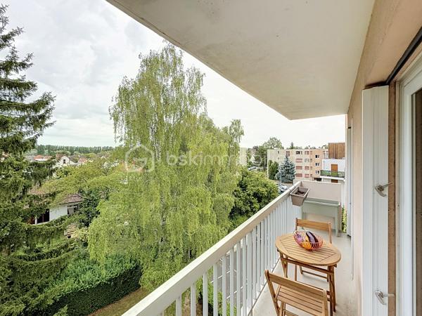 Situé au 4ᵉ et dernier étage AVEC ascenseur d'une résidence entretenue et sécurisée avec caméras, cet appartement de 83m², 4 pièces offre de BEAUX volumes, un fort potentiel d'aménagement et un environnement agréable.

Dès l'entrée, vous serez séduits par ses nombreux rangements grâce à un très grand placard. L'appartement se compose d'un WC indépendant, un dressing, d'une cuisine indépendante équipée d'une chaudière individuelle au gaz FRISQUET, ainsi que d'un VASTE espace de vie de 33 m² comprenant une salle à manger ouverte sur le salon , idéal pour partager des moments conviviaux.

L'espace nuit dessert deux chambres, une salle de bains ainsi qu'une buanderie/cellier offrant un véritable atout supplémentaire. Cette pièce dispose déjà des arrivées et évacuations d'eau, permettant facilement la création d'une seconde salle d'eau selon vos besoins.

Vous profiterez également d'un grand balcon filant, accessible depuis le séjour, la salle à manger et l'une des chambres. Cet appartement bénéficie d'une belle luminosité grâce aux nombreuses ouvertures de l'appartement et offre une agréable vue dégagée sur les jardins de la copropriété, sans vis-à-vis direct.

Entièrement décoré avec des couleurs audacieuses et pleines de caractère, cet appartement reflète un univers unique et vivant, laissant toutefois toute liberté aux futurs acquéreurs d’y projeter leur propre style.

Les prestations sont complétées par :
Une cave.
Deux places de stationnement privatives, dont une en sous-sol sécurisé (-1) et une en extérieur au sein de la résidence sécurisée.
Résidence avec ascenseur.
Un emplacement stratégique

Vous profiterez de la proximité immédiate des transports, des commerces, des écoles, de la clinique, de la piscine ainsi que des nombreux équipements de la ville.

Enfin, le secteur bénéficie du dynamisme lié au développement de la nouvelle ZAC d'Ezanville, un projet d'aménagement qui contribue à renforcer l'attractivité de la commune avec de nouveaux services, commerces et infrastructures.

Un appartement aux beaux volumes, offrant de nombreuses possibilités d'aménagement, idéal pour une famille ou pour des acquéreurs souhaitant personnaliser leur futur lieu de vie.

TRANSPORTS :
La GARE d’Écouen – Ézanville à 1,5 kms (Transilien ligne H vers Paris Gare du Nord en environ 15-20 minutes) est accessible en seulement 20 minutes à pied ou 5 minutes en voiture.
Direction : Paris Gare du Nord (environ 20 à 25 min)
Persan - Beaumont
Luzarches

LES BUS 269, 15 et 17 à proximité immédiate de la résidence 

Le bus 269 relie principalement :
Garges - Sarcelles RER (RER D) ↔ Ézanville ↔ Domont ↔ Moisselles
Il permet donc de rejoindre facilement le RER D à Garges - Sarcelles, direction Paris (Gare du Nord, Châtelet, etc.) ou le Val-d’Oise.

Bus 15 et 17 ces lignes sont des bus locaux de desserte :
Ligne 15 : dessert Ézanville et les communes voisines (liaisons locales vers Domont / Moisselles / Montmorency selon les tronçons)
Ligne 17 : ligne de proximité également, assurant les liaisons entre quartiers, gares et communes alentours (connexion vers réseaux bus et Transilien)

Elles permettent surtout des déplacements de proximité et des correspondances vers les gares et autres lignes structurantes.

ECOLES :
École maternelle Paul Fort
École élémentaire Paul Fort
Toutes deux situées dans le secteur, accessibles rapidement.

École maternelle et élémentaire Louis Théobald (selon sectorisation)
Autre groupe scolaire de la commune, également proche.

Collège Aimé Césaire – Ézanville
Collège de secteur de la ville, facilement accessible en bus ou à pied selon les quartiers.

Lycées à proximité :
Lycée Camille Saint-Saëns – Deuil-la-Barre
Lycée Gustave Monod – Enghien-les-Bains
Lycée Jean-Jacques Rousseau – Montmorency

Une visite s'impose pour découvrir tout son potentiel !