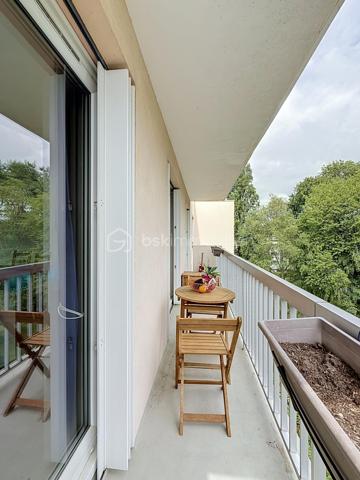 Situé au 4ᵉ et dernier étage AVEC ascenseur d'une résidence entretenue et sécurisée avec caméras, cet appartement de 83m², 4 pièces offre de BEAUX volumes, un fort potentiel d'aménagement et un environnement agréable.

Dès l'entrée, vous serez séduits par ses nombreux rangements grâce à un très grand placard. L'appartement se compose d'un WC indépendant, un dressing, d'une cuisine indépendante équipée d'une chaudière individuelle au gaz FRISQUET, ainsi que d'un VASTE espace de vie de 33 m² comprenant une salle à manger ouverte sur le salon , idéal pour partager des moments conviviaux.

L'espace nuit dessert deux chambres, une salle de bains ainsi qu'une buanderie/cellier offrant un véritable atout supplémentaire. Cette pièce dispose déjà des arrivées et évacuations d'eau, permettant facilement la création d'une seconde salle d'eau selon vos besoins.

Vous profiterez également d'un grand balcon filant, accessible depuis le séjour, la salle à manger et l'une des chambres. Cet appartement bénéficie d'une belle luminosité grâce aux nombreuses ouvertures de l'appartement et offre une agréable vue dégagée sur les jardins de la copropriété, sans vis-à-vis direct.

Entièrement décoré avec des couleurs audacieuses et pleines de caractère, cet appartement reflète un univers unique et vivant, laissant toutefois toute liberté aux futurs acquéreurs d’y projeter leur propre style.

Les prestations sont complétées par :
Une cave.
Deux places de stationnement privatives, dont une en sous-sol sécurisé (-1) et une en extérieur au sein de la résidence sécurisée.
Résidence avec ascenseur.
Un emplacement stratégique

Vous profiterez de la proximité immédiate des transports, des commerces, des écoles, de la clinique, de la piscine ainsi que des nombreux équipements de la ville.

Enfin, le secteur bénéficie du dynamisme lié au développement de la nouvelle ZAC d'Ezanville, un projet d'aménagement qui contribue à renforcer l'attractivité de la commune avec de nouveaux services, commerces et infrastructures.

Un appartement aux beaux volumes, offrant de nombreuses possibilités d'aménagement, idéal pour une famille ou pour des acquéreurs souhaitant personnaliser leur futur lieu de vie.

TRANSPORTS :
La GARE d’Écouen – Ézanville à 1,5 kms (Transilien ligne H vers Paris Gare du Nord en environ 15-20 minutes) est accessible en seulement 20 minutes à pied ou 5 minutes en voiture.
Direction : Paris Gare du Nord (environ 20 à 25 min)
Persan - Beaumont
Luzarches

LES BUS 269, 15 et 17 à proximité immédiate de la résidence 

Le bus 269 relie principalement :
Garges - Sarcelles RER (RER D) ↔ Ézanville ↔ Domont ↔ Moisselles
Il permet donc de rejoindre facilement le RER D à Garges - Sarcelles, direction Paris (Gare du Nord, Châtelet, etc.) ou le Val-d’Oise.

Bus 15 et 17 ces lignes sont des bus locaux de desserte :
Ligne 15 : dessert Ézanville et les communes voisines (liaisons locales vers Domont / Moisselles / Montmorency selon les tronçons)
Ligne 17 : ligne de proximité également, assurant les liaisons entre quartiers, gares et communes alentours (connexion vers réseaux bus et Transilien)

Elles permettent surtout des déplacements de proximité et des correspondances vers les gares et autres lignes structurantes.

ECOLES :
École maternelle Paul Fort
École élémentaire Paul Fort
Toutes deux situées dans le secteur, accessibles rapidement.

École maternelle et élémentaire Louis Théobald (selon sectorisation)
Autre groupe scolaire de la commune, également proche.

Collège Aimé Césaire – Ézanville
Collège de secteur de la ville, facilement accessible en bus ou à pied selon les quartiers.

Lycées à proximité :
Lycée Camille Saint-Saëns – Deuil-la-Barre
Lycée Gustave Monod – Enghien-les-Bains
Lycée Jean-Jacques Rousseau – Montmorency

Une visite s'impose pour découvrir tout son potentiel !