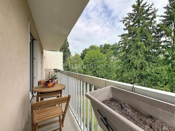 Situé au 4ᵉ et dernier étage AVEC ascenseur d'une résidence entretenue et sécurisée avec caméras, cet appartement de 83m², 4 pièces offre de BEAUX volumes, un fort potentiel d'aménagement et un environnement agréable.

Dès l'entrée, vous serez séduits par ses nombreux rangements grâce à un très grand placard. L'appartement se compose d'un WC indépendant, un dressing, d'une cuisine indépendante équipée d'une chaudière individuelle au gaz FRISQUET, ainsi que d'un VASTE espace de vie de 33 m² comprenant une salle à manger ouverte sur le salon , idéal pour partager des moments conviviaux.

L'espace nuit dessert deux chambres, une salle de bains ainsi qu'une buanderie/cellier offrant un véritable atout supplémentaire. Cette pièce dispose déjà des arrivées et évacuations d'eau, permettant facilement la création d'une seconde salle d'eau selon vos besoins.

Vous profiterez également d'un grand balcon filant, accessible depuis le séjour, la salle à manger et l'une des chambres. Cet appartement bénéficie d'une belle luminosité grâce aux nombreuses ouvertures de l'appartement et offre une agréable vue dégagée sur les jardins de la copropriété, sans vis-à-vis direct.

Entièrement décoré avec des couleurs audacieuses et pleines de caractère, cet appartement reflète un univers unique et vivant, laissant toutefois toute liberté aux futurs acquéreurs d’y projeter leur propre style.

Les prestations sont complétées par :
Une cave.
Deux places de stationnement privatives, dont une en sous-sol sécurisé (-1) et une en extérieur au sein de la résidence sécurisée.
Résidence avec ascenseur.
Un emplacement stratégique

Vous profiterez de la proximité immédiate des transports, des commerces, des écoles, de la clinique, de la piscine ainsi que des nombreux équipements de la ville.

Enfin, le secteur bénéficie du dynamisme lié au développement de la nouvelle ZAC d'Ezanville, un projet d'aménagement qui contribue à renforcer l'attractivité de la commune avec de nouveaux services, commerces et infrastructures.

Un appartement aux beaux volumes, offrant de nombreuses possibilités d'aménagement, idéal pour une famille ou pour des acquéreurs souhaitant personnaliser leur futur lieu de vie.

TRANSPORTS :
La GARE d’Écouen – Ézanville à 1,5 kms (Transilien ligne H vers Paris Gare du Nord en environ 15-20 minutes) est accessible en seulement 20 minutes à pied ou 5 minutes en voiture.
Direction : Paris Gare du Nord (environ 20 à 25 min)
Persan - Beaumont
Luzarches

LES BUS 269, 15 et 17 à proximité immédiate de la résidence 

Le bus 269 relie principalement :
Garges - Sarcelles RER (RER D) ↔ Ézanville ↔ Domont ↔ Moisselles
Il permet donc de rejoindre facilement le RER D à Garges - Sarcelles, direction Paris (Gare du Nord, Châtelet, etc.) ou le Val-d’Oise.

Bus 15 et 17 ces lignes sont des bus locaux de desserte :
Ligne 15 : dessert Ézanville et les communes voisines (liaisons locales vers Domont / Moisselles / Montmorency selon les tronçons)
Ligne 17 : ligne de proximité également, assurant les liaisons entre quartiers, gares et communes alentours (connexion vers réseaux bus et Transilien)

Elles permettent surtout des déplacements de proximité et des correspondances vers les gares et autres lignes structurantes.

ECOLES :
École maternelle Paul Fort
École élémentaire Paul Fort
Toutes deux situées dans le secteur, accessibles rapidement.

École maternelle et élémentaire Louis Théobald (selon sectorisation)
Autre groupe scolaire de la commune, également proche.

Collège Aimé Césaire – Ézanville
Collège de secteur de la ville, facilement accessible en bus ou à pied selon les quartiers.

Lycées à proximité :
Lycée Camille Saint-Saëns – Deuil-la-Barre
Lycée Gustave Monod – Enghien-les-Bains
Lycée Jean-Jacques Rousseau – Montmorency

Une visite s'impose pour découvrir tout son potentiel !
