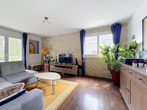 Situé au 4ᵉ et dernier étage AVEC ascenseur d'une résidence entretenue et sécurisée avec caméras, cet appartement de 83m², 4 pièces offre de BEAUX volumes, un fort potentiel d'aménagement et un environnement agréable.

Dès l'entrée, vous serez séduits par ses nombreux rangements grâce à un très grand placard. L'appartement se compose d'un WC indépendant, un dressing, d'une cuisine indépendante équipée d'une chaudière individuelle au gaz FRISQUET, ainsi que d'un VASTE espace de vie de 33 m² comprenant une salle à manger ouverte sur le salon , idéal pour partager des moments conviviaux.

L'espace nuit dessert deux chambres, une salle de bains ainsi qu'une buanderie/cellier offrant un véritable atout supplémentaire. Cette pièce dispose déjà des arrivées et évacuations d'eau, permettant facilement la création d'une seconde salle d'eau selon vos besoins.

Vous profiterez également d'un grand balcon filant, accessible depuis le séjour, la salle à manger et l'une des chambres. Cet appartement bénéficie d'une belle luminosité grâce aux nombreuses ouvertures de l'appartement et offre une agréable vue dégagée sur les jardins de la copropriété, sans vis-à-vis direct.

Entièrement décoré avec des couleurs audacieuses et pleines de caractère, cet appartement reflète un univers unique et vivant, laissant toutefois toute liberté aux futurs acquéreurs d’y projeter leur propre style.

Les prestations sont complétées par :
Une cave.
Deux places de stationnement privatives, dont une en sous-sol sécurisé (-1) et une en extérieur au sein de la résidence sécurisée.
Résidence avec ascenseur.
Un emplacement stratégique

Vous profiterez de la proximité immédiate des transports, des commerces, des écoles, de la clinique, de la piscine ainsi que des nombreux équipements de la ville.

Enfin, le secteur bénéficie du dynamisme lié au développement de la nouvelle ZAC d'Ezanville, un projet d'aménagement qui contribue à renforcer l'attractivité de la commune avec de nouveaux services, commerces et infrastructures.

Un appartement aux beaux volumes, offrant de nombreuses possibilités d'aménagement, idéal pour une famille ou pour des acquéreurs souhaitant personnaliser leur futur lieu de vie.

TRANSPORTS :
La GARE d’Écouen – Ézanville à 1,5 kms (Transilien ligne H vers Paris Gare du Nord en environ 15-20 minutes) est accessible en seulement 20 minutes à pied ou 5 minutes en voiture.
Direction : Paris Gare du Nord (environ 20 à 25 min)
Persan - Beaumont
Luzarches

LES BUS 269, 15 et 17 à proximité immédiate de la résidence 

Le bus 269 relie principalement :
Garges - Sarcelles RER (RER D) ↔ Ézanville ↔ Domont ↔ Moisselles
Il permet donc de rejoindre facilement le RER D à Garges - Sarcelles, direction Paris (Gare du Nord, Châtelet, etc.) ou le Val-d’Oise.

Bus 15 et 17 ces lignes sont des bus locaux de desserte :
Ligne 15 : dessert Ézanville et les communes voisines (liaisons locales vers Domont / Moisselles / Montmorency selon les tronçons)
Ligne 17 : ligne de proximité également, assurant les liaisons entre quartiers, gares et communes alentours (connexion vers réseaux bus et Transilien)

Elles permettent surtout des déplacements de proximité et des correspondances vers les gares et autres lignes structurantes.

ECOLES :
École maternelle Paul Fort
École élémentaire Paul Fort
Toutes deux situées dans le secteur, accessibles rapidement.

École maternelle et élémentaire Louis Théobald (selon sectorisation)
Autre groupe scolaire de la commune, également proche.

Collège Aimé Césaire – Ézanville
Collège de secteur de la ville, facilement accessible en bus ou à pied selon les quartiers.

Lycées à proximité :
Lycée Camille Saint-Saëns – Deuil-la-Barre
Lycée Gustave Monod – Enghien-les-Bains
Lycée Jean-Jacques Rousseau – Montmorency

Une visite s'impose pour découvrir tout son potentiel !