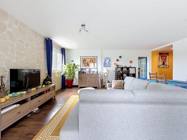 Situé au 4ᵉ et dernier étage AVEC ascenseur d'une résidence entretenue et sécurisée avec caméras, cet appartement de 83m², 4 pièces offre de BEAUX volumes, un fort potentiel d'aménagement et un environnement agréable.

Dès l'entrée, vous serez séduits par ses nombreux rangements grâce à un très grand placard. L'appartement se compose d'un WC indépendant, un dressing, d'une cuisine indépendante équipée d'une chaudière individuelle au gaz FRISQUET, ainsi que d'un VASTE espace de vie de 33 m² comprenant une salle à manger ouverte sur le salon , idéal pour partager des moments conviviaux.

L'espace nuit dessert deux chambres, une salle de bains ainsi qu'une buanderie/cellier offrant un véritable atout supplémentaire. Cette pièce dispose déjà des arrivées et évacuations d'eau, permettant facilement la création d'une seconde salle d'eau selon vos besoins.

Vous profiterez également d'un grand balcon filant, accessible depuis le séjour, la salle à manger et l'une des chambres. Cet appartement bénéficie d'une belle luminosité grâce aux nombreuses ouvertures de l'appartement et offre une agréable vue dégagée sur les jardins de la copropriété, sans vis-à-vis direct.

Entièrement décoré avec des couleurs audacieuses et pleines de caractère, cet appartement reflète un univers unique et vivant, laissant toutefois toute liberté aux futurs acquéreurs d’y projeter leur propre style.

Les prestations sont complétées par :
Une cave.
Deux places de stationnement privatives, dont une en sous-sol sécurisé (-1) et une en extérieur au sein de la résidence sécurisée.
Résidence avec ascenseur.
Un emplacement stratégique

Vous profiterez de la proximité immédiate des transports, des commerces, des écoles, de la clinique, de la piscine ainsi que des nombreux équipements de la ville.

Enfin, le secteur bénéficie du dynamisme lié au développement de la nouvelle ZAC d'Ezanville, un projet d'aménagement qui contribue à renforcer l'attractivité de la commune avec de nouveaux services, commerces et infrastructures.

Un appartement aux beaux volumes, offrant de nombreuses possibilités d'aménagement, idéal pour une famille ou pour des acquéreurs souhaitant personnaliser leur futur lieu de vie.

TRANSPORTS :
La GARE d’Écouen – Ézanville à 1,5 kms (Transilien ligne H vers Paris Gare du Nord en environ 15-20 minutes) est accessible en seulement 20 minutes à pied ou 5 minutes en voiture.
Direction : Paris Gare du Nord (environ 20 à 25 min)
Persan - Beaumont
Luzarches

LES BUS 269, 15 et 17 à proximité immédiate de la résidence 

Le bus 269 relie principalement :
Garges - Sarcelles RER (RER D) ↔ Ézanville ↔ Domont ↔ Moisselles
Il permet donc de rejoindre facilement le RER D à Garges - Sarcelles, direction Paris (Gare du Nord, Châtelet, etc.) ou le Val-d’Oise.

Bus 15 et 17 ces lignes sont des bus locaux de desserte :
Ligne 15 : dessert Ézanville et les communes voisines (liaisons locales vers Domont / Moisselles / Montmorency selon les tronçons)
Ligne 17 : ligne de proximité également, assurant les liaisons entre quartiers, gares et communes alentours (connexion vers réseaux bus et Transilien)

Elles permettent surtout des déplacements de proximité et des correspondances vers les gares et autres lignes structurantes.

ECOLES :
École maternelle Paul Fort
École élémentaire Paul Fort
Toutes deux situées dans le secteur, accessibles rapidement.

École maternelle et élémentaire Louis Théobald (selon sectorisation)
Autre groupe scolaire de la commune, également proche.

Collège Aimé Césaire – Ézanville
Collège de secteur de la ville, facilement accessible en bus ou à pied selon les quartiers.

Lycées à proximité :
Lycée Camille Saint-Saëns – Deuil-la-Barre
Lycée Gustave Monod – Enghien-les-Bains
Lycée Jean-Jacques Rousseau – Montmorency

Une visite s'impose pour découvrir tout son potentiel !