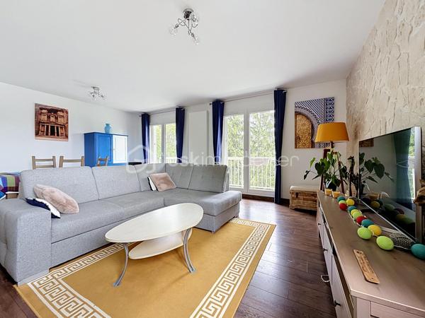 Situé au 4ᵉ et dernier étage AVEC ascenseur d'une résidence entretenue et sécurisée avec caméras, cet appartement de 83m², 4 pièces offre de BEAUX volumes, un fort potentiel d'aménagement et un environnement agréable.

Dès l'entrée, vous serez séduits par ses nombreux rangements grâce à un très grand placard. L'appartement se compose d'un WC indépendant, un dressing, d'une cuisine indépendante équipée d'une chaudière individuelle au gaz FRISQUET, ainsi que d'un VASTE espace de vie de 33 m² comprenant une salle à manger ouverte sur le salon , idéal pour partager des moments conviviaux.

L'espace nuit dessert deux chambres, une salle de bains ainsi qu'une buanderie/cellier offrant un véritable atout supplémentaire. Cette pièce dispose déjà des arrivées et évacuations d'eau, permettant facilement la création d'une seconde salle d'eau selon vos besoins.

Vous profiterez également d'un grand balcon filant, accessible depuis le séjour, la salle à manger et l'une des chambres. Cet appartement bénéficie d'une belle luminosité grâce aux nombreuses ouvertures de l'appartement et offre une agréable vue dégagée sur les jardins de la copropriété, sans vis-à-vis direct.

Entièrement décoré avec des couleurs audacieuses et pleines de caractère, cet appartement reflète un univers unique et vivant, laissant toutefois toute liberté aux futurs acquéreurs d’y projeter leur propre style.

Les prestations sont complétées par :
Une cave.
Deux places de stationnement privatives, dont une en sous-sol sécurisé (-1) et une en extérieur au sein de la résidence sécurisée.
Résidence avec ascenseur.
Un emplacement stratégique

Vous profiterez de la proximité immédiate des transports, des commerces, des écoles, de la clinique, de la piscine ainsi que des nombreux équipements de la ville.

Enfin, le secteur bénéficie du dynamisme lié au développement de la nouvelle ZAC d'Ezanville, un projet d'aménagement qui contribue à renforcer l'attractivité de la commune avec de nouveaux services, commerces et infrastructures.

Un appartement aux beaux volumes, offrant de nombreuses possibilités d'aménagement, idéal pour une famille ou pour des acquéreurs souhaitant personnaliser leur futur lieu de vie.

TRANSPORTS :
La GARE d’Écouen – Ézanville à 1,5 kms (Transilien ligne H vers Paris Gare du Nord en environ 15-20 minutes) est accessible en seulement 20 minutes à pied ou 5 minutes en voiture.
Direction : Paris Gare du Nord (environ 20 à 25 min)
Persan - Beaumont
Luzarches

LES BUS 269, 15 et 17 à proximité immédiate de la résidence 

Le bus 269 relie principalement :
Garges - Sarcelles RER (RER D) ↔ Ézanville ↔ Domont ↔ Moisselles
Il permet donc de rejoindre facilement le RER D à Garges - Sarcelles, direction Paris (Gare du Nord, Châtelet, etc.) ou le Val-d’Oise.

Bus 15 et 17 ces lignes sont des bus locaux de desserte :
Ligne 15 : dessert Ézanville et les communes voisines (liaisons locales vers Domont / Moisselles / Montmorency selon les tronçons)
Ligne 17 : ligne de proximité également, assurant les liaisons entre quartiers, gares et communes alentours (connexion vers réseaux bus et Transilien)

Elles permettent surtout des déplacements de proximité et des correspondances vers les gares et autres lignes structurantes.

ECOLES :
École maternelle Paul Fort
École élémentaire Paul Fort
Toutes deux situées dans le secteur, accessibles rapidement.

École maternelle et élémentaire Louis Théobald (selon sectorisation)
Autre groupe scolaire de la commune, également proche.

Collège Aimé Césaire – Ézanville
Collège de secteur de la ville, facilement accessible en bus ou à pied selon les quartiers.

Lycées à proximité :
Lycée Camille Saint-Saëns – Deuil-la-Barre
Lycée Gustave Monod – Enghien-les-Bains
Lycée Jean-Jacques Rousseau – Montmorency

Une visite s'impose pour découvrir tout son potentiel !
