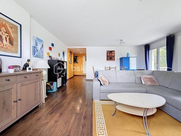 Situé au 4ᵉ et dernier étage AVEC ascenseur d'une résidence entretenue et sécurisée avec caméras, cet appartement de 83m², 4 pièces offre de BEAUX volumes, un fort potentiel d'aménagement et un environnement agréable.

Dès l'entrée, vous serez séduits par ses nombreux rangements grâce à un très grand placard. L'appartement se compose d'un WC indépendant, un dressing, d'une cuisine indépendante équipée d'une chaudière individuelle au gaz FRISQUET, ainsi que d'un VASTE espace de vie de 33 m² comprenant une salle à manger ouverte sur le salon , idéal pour partager des moments conviviaux.

L'espace nuit dessert deux chambres, une salle de bains ainsi qu'une buanderie/cellier offrant un véritable atout supplémentaire. Cette pièce dispose déjà des arrivées et évacuations d'eau, permettant facilement la création d'une seconde salle d'eau selon vos besoins.

Vous profiterez également d'un grand balcon filant, accessible depuis le séjour, la salle à manger et l'une des chambres. Cet appartement bénéficie d'une belle luminosité grâce aux nombreuses ouvertures de l'appartement et offre une agréable vue dégagée sur les jardins de la copropriété, sans vis-à-vis direct.

Entièrement décoré avec des couleurs audacieuses et pleines de caractère, cet appartement reflète un univers unique et vivant, laissant toutefois toute liberté aux futurs acquéreurs d’y projeter leur propre style.

Les prestations sont complétées par :
Une cave.
Deux places de stationnement privatives, dont une en sous-sol sécurisé (-1) et une en extérieur au sein de la résidence sécurisée.
Résidence avec ascenseur.
Un emplacement stratégique

Vous profiterez de la proximité immédiate des transports, des commerces, des écoles, de la clinique, de la piscine ainsi que des nombreux équipements de la ville.

Enfin, le secteur bénéficie du dynamisme lié au développement de la nouvelle ZAC d'Ezanville, un projet d'aménagement qui contribue à renforcer l'attractivité de la commune avec de nouveaux services, commerces et infrastructures.

Un appartement aux beaux volumes, offrant de nombreuses possibilités d'aménagement, idéal pour une famille ou pour des acquéreurs souhaitant personnaliser leur futur lieu de vie.

TRANSPORTS :
La GARE d’Écouen – Ézanville à 1,5 kms (Transilien ligne H vers Paris Gare du Nord en environ 15-20 minutes) est accessible en seulement 20 minutes à pied ou 5 minutes en voiture.
Direction : Paris Gare du Nord (environ 20 à 25 min)
Persan - Beaumont
Luzarches

LES BUS 269, 15 et 17 à proximité immédiate de la résidence 

Le bus 269 relie principalement :
Garges - Sarcelles RER (RER D) ↔ Ézanville ↔ Domont ↔ Moisselles
Il permet donc de rejoindre facilement le RER D à Garges - Sarcelles, direction Paris (Gare du Nord, Châtelet, etc.) ou le Val-d’Oise.

Bus 15 et 17 ces lignes sont des bus locaux de desserte :
Ligne 15 : dessert Ézanville et les communes voisines (liaisons locales vers Domont / Moisselles / Montmorency selon les tronçons)
Ligne 17 : ligne de proximité également, assurant les liaisons entre quartiers, gares et communes alentours (connexion vers réseaux bus et Transilien)

Elles permettent surtout des déplacements de proximité et des correspondances vers les gares et autres lignes structurantes.

ECOLES :
École maternelle Paul Fort
École élémentaire Paul Fort
Toutes deux situées dans le secteur, accessibles rapidement.

École maternelle et élémentaire Louis Théobald (selon sectorisation)
Autre groupe scolaire de la commune, également proche.

Collège Aimé Césaire – Ézanville
Collège de secteur de la ville, facilement accessible en bus ou à pied selon les quartiers.

Lycées à proximité :
Lycée Camille Saint-Saëns – Deuil-la-Barre
Lycée Gustave Monod – Enghien-les-Bains
Lycée Jean-Jacques Rousseau – Montmorency

Une visite s'impose pour découvrir tout son potentiel !
