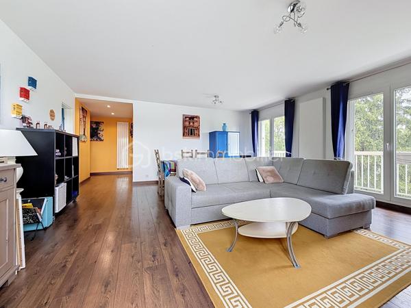 Situé au 4ᵉ et dernier étage AVEC ascenseur d'une résidence entretenue et sécurisée avec caméras, cet appartement de 83m², 4 pièces offre de BEAUX volumes, un fort potentiel d'aménagement et un environnement agréable.

Dès l'entrée, vous serez séduits par ses nombreux rangements grâce à un très grand placard. L'appartement se compose d'un WC indépendant, un dressing, d'une cuisine indépendante équipée d'une chaudière individuelle au gaz FRISQUET, ainsi que d'un VASTE espace de vie de 33 m² comprenant une salle à manger ouverte sur le salon , idéal pour partager des moments conviviaux.

L'espace nuit dessert deux chambres, une salle de bains ainsi qu'une buanderie/cellier offrant un véritable atout supplémentaire. Cette pièce dispose déjà des arrivées et évacuations d'eau, permettant facilement la création d'une seconde salle d'eau selon vos besoins.

Vous profiterez également d'un grand balcon filant, accessible depuis le séjour, la salle à manger et l'une des chambres. Cet appartement bénéficie d'une belle luminosité grâce aux nombreuses ouvertures de l'appartement et offre une agréable vue dégagée sur les jardins de la copropriété, sans vis-à-vis direct.

Entièrement décoré avec des couleurs audacieuses et pleines de caractère, cet appartement reflète un univers unique et vivant, laissant toutefois toute liberté aux futurs acquéreurs d’y projeter leur propre style.

Les prestations sont complétées par :
Une cave.
Deux places de stationnement privatives, dont une en sous-sol sécurisé (-1) et une en extérieur au sein de la résidence sécurisée.
Résidence avec ascenseur.
Un emplacement stratégique

Vous profiterez de la proximité immédiate des transports, des commerces, des écoles, de la clinique, de la piscine ainsi que des nombreux équipements de la ville.

Enfin, le secteur bénéficie du dynamisme lié au développement de la nouvelle ZAC d'Ezanville, un projet d'aménagement qui contribue à renforcer l'attractivité de la commune avec de nouveaux services, commerces et infrastructures.

Un appartement aux beaux volumes, offrant de nombreuses possibilités d'aménagement, idéal pour une famille ou pour des acquéreurs souhaitant personnaliser leur futur lieu de vie.

TRANSPORTS :
La GARE d’Écouen – Ézanville à 1,5 kms (Transilien ligne H vers Paris Gare du Nord en environ 15-20 minutes) est accessible en seulement 20 minutes à pied ou 5 minutes en voiture.
Direction : Paris Gare du Nord (environ 20 à 25 min)
Persan - Beaumont
Luzarches

LES BUS 269, 15 et 17 à proximité immédiate de la résidence 

Le bus 269 relie principalement :
Garges - Sarcelles RER (RER D) ↔ Ézanville ↔ Domont ↔ Moisselles
Il permet donc de rejoindre facilement le RER D à Garges - Sarcelles, direction Paris (Gare du Nord, Châtelet, etc.) ou le Val-d’Oise.

Bus 15 et 17 ces lignes sont des bus locaux de desserte :
Ligne 15 : dessert Ézanville et les communes voisines (liaisons locales vers Domont / Moisselles / Montmorency selon les tronçons)
Ligne 17 : ligne de proximité également, assurant les liaisons entre quartiers, gares et communes alentours (connexion vers réseaux bus et Transilien)

Elles permettent surtout des déplacements de proximité et des correspondances vers les gares et autres lignes structurantes.

ECOLES :
École maternelle Paul Fort
École élémentaire Paul Fort
Toutes deux situées dans le secteur, accessibles rapidement.

École maternelle et élémentaire Louis Théobald (selon sectorisation)
Autre groupe scolaire de la commune, également proche.

Collège Aimé Césaire – Ézanville
Collège de secteur de la ville, facilement accessible en bus ou à pied selon les quartiers.

Lycées à proximité :
Lycée Camille Saint-Saëns – Deuil-la-Barre
Lycée Gustave Monod – Enghien-les-Bains
Lycée Jean-Jacques Rousseau – Montmorency

Une visite s'impose pour découvrir tout son potentiel !