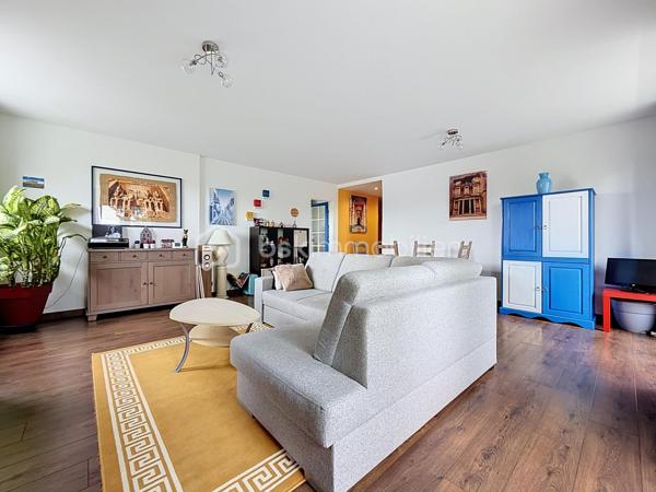Situé au 4ᵉ et dernier étage AVEC ascenseur d'une résidence entretenue et sécurisée avec caméras, cet appartement de 83m², 4 pièces offre de BEAUX volumes, un fort potentiel d'aménagement et un environnement agréable.

Dès l'entrée, vous serez séduits par ses nombreux rangements grâce à un très grand placard. L'appartement se compose d'un WC indépendant, un dressing, d'une cuisine indépendante équipée d'une chaudière individuelle au gaz FRISQUET, ainsi que d'un VASTE espace de vie de 33 m² comprenant une salle à manger ouverte sur le salon , idéal pour partager des moments conviviaux.

L'espace nuit dessert deux chambres, une salle de bains ainsi qu'une buanderie/cellier offrant un véritable atout supplémentaire. Cette pièce dispose déjà des arrivées et évacuations d'eau, permettant facilement la création d'une seconde salle d'eau selon vos besoins.

Vous profiterez également d'un grand balcon filant, accessible depuis le séjour, la salle à manger et l'une des chambres. Cet appartement bénéficie d'une belle luminosité grâce aux nombreuses ouvertures de l'appartement et offre une agréable vue dégagée sur les jardins de la copropriété, sans vis-à-vis direct.

Entièrement décoré avec des couleurs audacieuses et pleines de caractère, cet appartement reflète un univers unique et vivant, laissant toutefois toute liberté aux futurs acquéreurs d’y projeter leur propre style.

Les prestations sont complétées par :
Une cave.
Deux places de stationnement privatives, dont une en sous-sol sécurisé (-1) et une en extérieur au sein de la résidence sécurisée.
Résidence avec ascenseur.
Un emplacement stratégique

Vous profiterez de la proximité immédiate des transports, des commerces, des écoles, de la clinique, de la piscine ainsi que des nombreux équipements de la ville.

Enfin, le secteur bénéficie du dynamisme lié au développement de la nouvelle ZAC d'Ezanville, un projet d'aménagement qui contribue à renforcer l'attractivité de la commune avec de nouveaux services, commerces et infrastructures.

Un appartement aux beaux volumes, offrant de nombreuses possibilités d'aménagement, idéal pour une famille ou pour des acquéreurs souhaitant personnaliser leur futur lieu de vie.

TRANSPORTS :
La GARE d’Écouen – Ézanville à 1,5 kms (Transilien ligne H vers Paris Gare du Nord en environ 15-20 minutes) est accessible en seulement 20 minutes à pied ou 5 minutes en voiture.
Direction : Paris Gare du Nord (environ 20 à 25 min)
Persan - Beaumont
Luzarches

LES BUS 269, 15 et 17 à proximité immédiate de la résidence 

Le bus 269 relie principalement :
Garges - Sarcelles RER (RER D) ↔ Ézanville ↔ Domont ↔ Moisselles
Il permet donc de rejoindre facilement le RER D à Garges - Sarcelles, direction Paris (Gare du Nord, Châtelet, etc.) ou le Val-d’Oise.

Bus 15 et 17 ces lignes sont des bus locaux de desserte :
Ligne 15 : dessert Ézanville et les communes voisines (liaisons locales vers Domont / Moisselles / Montmorency selon les tronçons)
Ligne 17 : ligne de proximité également, assurant les liaisons entre quartiers, gares et communes alentours (connexion vers réseaux bus et Transilien)

Elles permettent surtout des déplacements de proximité et des correspondances vers les gares et autres lignes structurantes.

ECOLES :
École maternelle Paul Fort
École élémentaire Paul Fort
Toutes deux situées dans le secteur, accessibles rapidement.

École maternelle et élémentaire Louis Théobald (selon sectorisation)
Autre groupe scolaire de la commune, également proche.

Collège Aimé Césaire – Ézanville
Collège de secteur de la ville, facilement accessible en bus ou à pied selon les quartiers.

Lycées à proximité :
Lycée Camille Saint-Saëns – Deuil-la-Barre
Lycée Gustave Monod – Enghien-les-Bains
Lycée Jean-Jacques Rousseau – Montmorency

Une visite s'impose pour découvrir tout son potentiel !