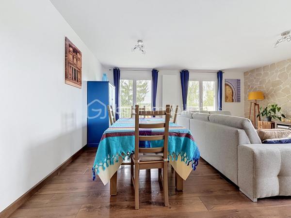 Situé au 4ᵉ et dernier étage AVEC ascenseur d'une résidence entretenue et sécurisée avec caméras, cet appartement de 83m², 4 pièces offre de BEAUX volumes, un fort potentiel d'aménagement et un environnement agréable.

Dès l'entrée, vous serez séduits par ses nombreux rangements grâce à un très grand placard. L'appartement se compose d'un WC indépendant, un dressing, d'une cuisine indépendante équipée d'une chaudière individuelle au gaz FRISQUET, ainsi que d'un VASTE espace de vie de 33 m² comprenant une salle à manger ouverte sur le salon , idéal pour partager des moments conviviaux.

L'espace nuit dessert deux chambres, une salle de bains ainsi qu'une buanderie/cellier offrant un véritable atout supplémentaire. Cette pièce dispose déjà des arrivées et évacuations d'eau, permettant facilement la création d'une seconde salle d'eau selon vos besoins.

Vous profiterez également d'un grand balcon filant, accessible depuis le séjour, la salle à manger et l'une des chambres. Cet appartement bénéficie d'une belle luminosité grâce aux nombreuses ouvertures de l'appartement et offre une agréable vue dégagée sur les jardins de la copropriété, sans vis-à-vis direct.

Entièrement décoré avec des couleurs audacieuses et pleines de caractère, cet appartement reflète un univers unique et vivant, laissant toutefois toute liberté aux futurs acquéreurs d’y projeter leur propre style.

Les prestations sont complétées par :
Une cave.
Deux places de stationnement privatives, dont une en sous-sol sécurisé (-1) et une en extérieur au sein de la résidence sécurisée.
Résidence avec ascenseur.
Un emplacement stratégique

Vous profiterez de la proximité immédiate des transports, des commerces, des écoles, de la clinique, de la piscine ainsi que des nombreux équipements de la ville.

Enfin, le secteur bénéficie du dynamisme lié au développement de la nouvelle ZAC d'Ezanville, un projet d'aménagement qui contribue à renforcer l'attractivité de la commune avec de nouveaux services, commerces et infrastructures.

Un appartement aux beaux volumes, offrant de nombreuses possibilités d'aménagement, idéal pour une famille ou pour des acquéreurs souhaitant personnaliser leur futur lieu de vie.

TRANSPORTS :
La GARE d’Écouen – Ézanville à 1,5 kms (Transilien ligne H vers Paris Gare du Nord en environ 15-20 minutes) est accessible en seulement 20 minutes à pied ou 5 minutes en voiture.
Direction : Paris Gare du Nord (environ 20 à 25 min)
Persan - Beaumont
Luzarches

LES BUS 269, 15 et 17 à proximité immédiate de la résidence 

Le bus 269 relie principalement :
Garges - Sarcelles RER (RER D) ↔ Ézanville ↔ Domont ↔ Moisselles
Il permet donc de rejoindre facilement le RER D à Garges - Sarcelles, direction Paris (Gare du Nord, Châtelet, etc.) ou le Val-d’Oise.

Bus 15 et 17 ces lignes sont des bus locaux de desserte :
Ligne 15 : dessert Ézanville et les communes voisines (liaisons locales vers Domont / Moisselles / Montmorency selon les tronçons)
Ligne 17 : ligne de proximité également, assurant les liaisons entre quartiers, gares et communes alentours (connexion vers réseaux bus et Transilien)

Elles permettent surtout des déplacements de proximité et des correspondances vers les gares et autres lignes structurantes.

ECOLES :
École maternelle Paul Fort
École élémentaire Paul Fort
Toutes deux situées dans le secteur, accessibles rapidement.

École maternelle et élémentaire Louis Théobald (selon sectorisation)
Autre groupe scolaire de la commune, également proche.

Collège Aimé Césaire – Ézanville
Collège de secteur de la ville, facilement accessible en bus ou à pied selon les quartiers.

Lycées à proximité :
Lycée Camille Saint-Saëns – Deuil-la-Barre
Lycée Gustave Monod – Enghien-les-Bains
Lycée Jean-Jacques Rousseau – Montmorency

Une visite s'impose pour découvrir tout son potentiel !