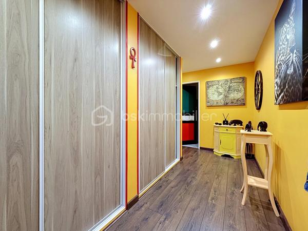 Situé au 4ᵉ et dernier étage AVEC ascenseur d'une résidence entretenue et sécurisée avec caméras, cet appartement de 83m², 4 pièces offre de BEAUX volumes, un fort potentiel d'aménagement et un environnement agréable.

Dès l'entrée, vous serez séduits par ses nombreux rangements grâce à un très grand placard. L'appartement se compose d'un WC indépendant, un dressing, d'une cuisine indépendante équipée d'une chaudière individuelle au gaz FRISQUET, ainsi que d'un VASTE espace de vie de 33 m² comprenant une salle à manger ouverte sur le salon , idéal pour partager des moments conviviaux.

L'espace nuit dessert deux chambres, une salle de bains ainsi qu'une buanderie/cellier offrant un véritable atout supplémentaire. Cette pièce dispose déjà des arrivées et évacuations d'eau, permettant facilement la création d'une seconde salle d'eau selon vos besoins.

Vous profiterez également d'un grand balcon filant, accessible depuis le séjour, la salle à manger et l'une des chambres. Cet appartement bénéficie d'une belle luminosité grâce aux nombreuses ouvertures de l'appartement et offre une agréable vue dégagée sur les jardins de la copropriété, sans vis-à-vis direct.

Entièrement décoré avec des couleurs audacieuses et pleines de caractère, cet appartement reflète un univers unique et vivant, laissant toutefois toute liberté aux futurs acquéreurs d’y projeter leur propre style.

Les prestations sont complétées par :
Une cave.
Deux places de stationnement privatives, dont une en sous-sol sécurisé (-1) et une en extérieur au sein de la résidence sécurisée.
Résidence avec ascenseur.
Un emplacement stratégique

Vous profiterez de la proximité immédiate des transports, des commerces, des écoles, de la clinique, de la piscine ainsi que des nombreux équipements de la ville.

Enfin, le secteur bénéficie du dynamisme lié au développement de la nouvelle ZAC d'Ezanville, un projet d'aménagement qui contribue à renforcer l'attractivité de la commune avec de nouveaux services, commerces et infrastructures.

Un appartement aux beaux volumes, offrant de nombreuses possibilités d'aménagement, idéal pour une famille ou pour des acquéreurs souhaitant personnaliser leur futur lieu de vie.

TRANSPORTS :
La GARE d’Écouen – Ézanville à 1,5 kms (Transilien ligne H vers Paris Gare du Nord en environ 15-20 minutes) est accessible en seulement 20 minutes à pied ou 5 minutes en voiture.
Direction : Paris Gare du Nord (environ 20 à 25 min)
Persan - Beaumont
Luzarches

LES BUS 269, 15 et 17 à proximité immédiate de la résidence 

Le bus 269 relie principalement :
Garges - Sarcelles RER (RER D) ↔ Ézanville ↔ Domont ↔ Moisselles
Il permet donc de rejoindre facilement le RER D à Garges - Sarcelles, direction Paris (Gare du Nord, Châtelet, etc.) ou le Val-d’Oise.

Bus 15 et 17 ces lignes sont des bus locaux de desserte :
Ligne 15 : dessert Ézanville et les communes voisines (liaisons locales vers Domont / Moisselles / Montmorency selon les tronçons)
Ligne 17 : ligne de proximité également, assurant les liaisons entre quartiers, gares et communes alentours (connexion vers réseaux bus et Transilien)

Elles permettent surtout des déplacements de proximité et des correspondances vers les gares et autres lignes structurantes.

ECOLES :
École maternelle Paul Fort
École élémentaire Paul Fort
Toutes deux situées dans le secteur, accessibles rapidement.

École maternelle et élémentaire Louis Théobald (selon sectorisation)
Autre groupe scolaire de la commune, également proche.

Collège Aimé Césaire – Ézanville
Collège de secteur de la ville, facilement accessible en bus ou à pied selon les quartiers.

Lycées à proximité :
Lycée Camille Saint-Saëns – Deuil-la-Barre
Lycée Gustave Monod – Enghien-les-Bains
Lycée Jean-Jacques Rousseau – Montmorency

Une visite s'impose pour découvrir tout son potentiel !