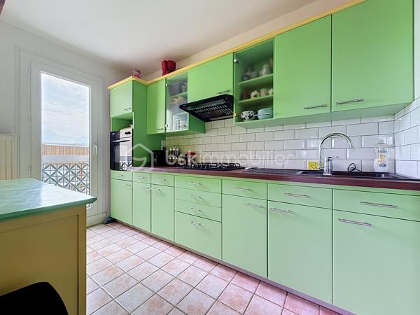 Situé au 4ᵉ et dernier étage AVEC ascenseur d'une résidence entretenue et sécurisée avec caméras, cet appartement de 83m², 4 pièces offre de BEAUX volumes, un fort potentiel d'aménagement et un environnement agréable.

Dès l'entrée, vous serez séduits par ses nombreux rangements grâce à un très grand placard. L'appartement se compose d'un WC indépendant, un dressing, d'une cuisine indépendante équipée d'une chaudière individuelle au gaz FRISQUET, ainsi que d'un VASTE espace de vie de 33 m² comprenant une salle à manger ouverte sur le salon , idéal pour partager des moments conviviaux.

L'espace nuit dessert deux chambres, une salle de bains ainsi qu'une buanderie/cellier offrant un véritable atout supplémentaire. Cette pièce dispose déjà des arrivées et évacuations d'eau, permettant facilement la création d'une seconde salle d'eau selon vos besoins.

Vous profiterez également d'un grand balcon filant, accessible depuis le séjour, la salle à manger et l'une des chambres. Cet appartement bénéficie d'une belle luminosité grâce aux nombreuses ouvertures de l'appartement et offre une agréable vue dégagée sur les jardins de la copropriété, sans vis-à-vis direct.

Entièrement décoré avec des couleurs audacieuses et pleines de caractère, cet appartement reflète un univers unique et vivant, laissant toutefois toute liberté aux futurs acquéreurs d’y projeter leur propre style.

Les prestations sont complétées par :
Une cave.
Deux places de stationnement privatives, dont une en sous-sol sécurisé (-1) et une en extérieur au sein de la résidence sécurisée.
Résidence avec ascenseur.
Un emplacement stratégique

Vous profiterez de la proximité immédiate des transports, des commerces, des écoles, de la clinique, de la piscine ainsi que des nombreux équipements de la ville.

Enfin, le secteur bénéficie du dynamisme lié au développement de la nouvelle ZAC d'Ezanville, un projet d'aménagement qui contribue à renforcer l'attractivité de la commune avec de nouveaux services, commerces et infrastructures.

Un appartement aux beaux volumes, offrant de nombreuses possibilités d'aménagement, idéal pour une famille ou pour des acquéreurs souhaitant personnaliser leur futur lieu de vie.

TRANSPORTS :
La GARE d’Écouen – Ézanville à 1,5 kms (Transilien ligne H vers Paris Gare du Nord en environ 15-20 minutes) est accessible en seulement 20 minutes à pied ou 5 minutes en voiture.
Direction : Paris Gare du Nord (environ 20 à 25 min)
Persan - Beaumont
Luzarches

LES BUS 269, 15 et 17 à proximité immédiate de la résidence 

Le bus 269 relie principalement :
Garges - Sarcelles RER (RER D) ↔ Ézanville ↔ Domont ↔ Moisselles
Il permet donc de rejoindre facilement le RER D à Garges - Sarcelles, direction Paris (Gare du Nord, Châtelet, etc.) ou le Val-d’Oise.

Bus 15 et 17 ces lignes sont des bus locaux de desserte :
Ligne 15 : dessert Ézanville et les communes voisines (liaisons locales vers Domont / Moisselles / Montmorency selon les tronçons)
Ligne 17 : ligne de proximité également, assurant les liaisons entre quartiers, gares et communes alentours (connexion vers réseaux bus et Transilien)

Elles permettent surtout des déplacements de proximité et des correspondances vers les gares et autres lignes structurantes.

ECOLES :
École maternelle Paul Fort
École élémentaire Paul Fort
Toutes deux situées dans le secteur, accessibles rapidement.

École maternelle et élémentaire Louis Théobald (selon sectorisation)
Autre groupe scolaire de la commune, également proche.

Collège Aimé Césaire – Ézanville
Collège de secteur de la ville, facilement accessible en bus ou à pied selon les quartiers.

Lycées à proximité :
Lycée Camille Saint-Saëns – Deuil-la-Barre
Lycée Gustave Monod – Enghien-les-Bains
Lycée Jean-Jacques Rousseau – Montmorency

Une visite s'impose pour découvrir tout son potentiel !