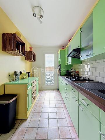 Situé au 4ᵉ et dernier étage AVEC ascenseur d'une résidence entretenue et sécurisée avec caméras, cet appartement de 83m², 4 pièces offre de BEAUX volumes, un fort potentiel d'aménagement et un environnement agréable.

Dès l'entrée, vous serez séduits par ses nombreux rangements grâce à un très grand placard. L'appartement se compose d'un WC indépendant, un dressing, d'une cuisine indépendante équipée d'une chaudière individuelle au gaz FRISQUET, ainsi que d'un VASTE espace de vie de 33 m² comprenant une salle à manger ouverte sur le salon , idéal pour partager des moments conviviaux.

L'espace nuit dessert deux chambres, une salle de bains ainsi qu'une buanderie/cellier offrant un véritable atout supplémentaire. Cette pièce dispose déjà des arrivées et évacuations d'eau, permettant facilement la création d'une seconde salle d'eau selon vos besoins.

Vous profiterez également d'un grand balcon filant, accessible depuis le séjour, la salle à manger et l'une des chambres. Cet appartement bénéficie d'une belle luminosité grâce aux nombreuses ouvertures de l'appartement et offre une agréable vue dégagée sur les jardins de la copropriété, sans vis-à-vis direct.

Entièrement décoré avec des couleurs audacieuses et pleines de caractère, cet appartement reflète un univers unique et vivant, laissant toutefois toute liberté aux futurs acquéreurs d’y projeter leur propre style.

Les prestations sont complétées par :
Une cave.
Deux places de stationnement privatives, dont une en sous-sol sécurisé (-1) et une en extérieur au sein de la résidence sécurisée.
Résidence avec ascenseur.
Un emplacement stratégique

Vous profiterez de la proximité immédiate des transports, des commerces, des écoles, de la clinique, de la piscine ainsi que des nombreux équipements de la ville.

Enfin, le secteur bénéficie du dynamisme lié au développement de la nouvelle ZAC d'Ezanville, un projet d'aménagement qui contribue à renforcer l'attractivité de la commune avec de nouveaux services, commerces et infrastructures.

Un appartement aux beaux volumes, offrant de nombreuses possibilités d'aménagement, idéal pour une famille ou pour des acquéreurs souhaitant personnaliser leur futur lieu de vie.

TRANSPORTS :
La GARE d’Écouen – Ézanville à 1,5 kms (Transilien ligne H vers Paris Gare du Nord en environ 15-20 minutes) est accessible en seulement 20 minutes à pied ou 5 minutes en voiture.
Direction : Paris Gare du Nord (environ 20 à 25 min)
Persan - Beaumont
Luzarches

LES BUS 269, 15 et 17 à proximité immédiate de la résidence 

Le bus 269 relie principalement :
Garges - Sarcelles RER (RER D) ↔ Ézanville ↔ Domont ↔ Moisselles
Il permet donc de rejoindre facilement le RER D à Garges - Sarcelles, direction Paris (Gare du Nord, Châtelet, etc.) ou le Val-d’Oise.

Bus 15 et 17 ces lignes sont des bus locaux de desserte :
Ligne 15 : dessert Ézanville et les communes voisines (liaisons locales vers Domont / Moisselles / Montmorency selon les tronçons)
Ligne 17 : ligne de proximité également, assurant les liaisons entre quartiers, gares et communes alentours (connexion vers réseaux bus et Transilien)

Elles permettent surtout des déplacements de proximité et des correspondances vers les gares et autres lignes structurantes.

ECOLES :
École maternelle Paul Fort
École élémentaire Paul Fort
Toutes deux situées dans le secteur, accessibles rapidement.

École maternelle et élémentaire Louis Théobald (selon sectorisation)
Autre groupe scolaire de la commune, également proche.

Collège Aimé Césaire – Ézanville
Collège de secteur de la ville, facilement accessible en bus ou à pied selon les quartiers.

Lycées à proximité :
Lycée Camille Saint-Saëns – Deuil-la-Barre
Lycée Gustave Monod – Enghien-les-Bains
Lycée Jean-Jacques Rousseau – Montmorency

Une visite s'impose pour découvrir tout son potentiel !
