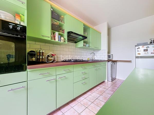 Situé au 4ᵉ et dernier étage AVEC ascenseur d'une résidence entretenue et sécurisée avec caméras, cet appartement de 83m², 4 pièces offre de BEAUX volumes, un fort potentiel d'aménagement et un environnement agréable.

Dès l'entrée, vous serez séduits par ses nombreux rangements grâce à un très grand placard. L'appartement se compose d'un WC indépendant, un dressing, d'une cuisine indépendante équipée d'une chaudière individuelle au gaz FRISQUET, ainsi que d'un VASTE espace de vie de 33 m² comprenant une salle à manger ouverte sur le salon , idéal pour partager des moments conviviaux.

L'espace nuit dessert deux chambres, une salle de bains ainsi qu'une buanderie/cellier offrant un véritable atout supplémentaire. Cette pièce dispose déjà des arrivées et évacuations d'eau, permettant facilement la création d'une seconde salle d'eau selon vos besoins.

Vous profiterez également d'un grand balcon filant, accessible depuis le séjour, la salle à manger et l'une des chambres. Cet appartement bénéficie d'une belle luminosité grâce aux nombreuses ouvertures de l'appartement et offre une agréable vue dégagée sur les jardins de la copropriété, sans vis-à-vis direct.

Entièrement décoré avec des couleurs audacieuses et pleines de caractère, cet appartement reflète un univers unique et vivant, laissant toutefois toute liberté aux futurs acquéreurs d’y projeter leur propre style.

Les prestations sont complétées par :
Une cave.
Deux places de stationnement privatives, dont une en sous-sol sécurisé (-1) et une en extérieur au sein de la résidence sécurisée.
Résidence avec ascenseur.
Un emplacement stratégique

Vous profiterez de la proximité immédiate des transports, des commerces, des écoles, de la clinique, de la piscine ainsi que des nombreux équipements de la ville.

Enfin, le secteur bénéficie du dynamisme lié au développement de la nouvelle ZAC d'Ezanville, un projet d'aménagement qui contribue à renforcer l'attractivité de la commune avec de nouveaux services, commerces et infrastructures.

Un appartement aux beaux volumes, offrant de nombreuses possibilités d'aménagement, idéal pour une famille ou pour des acquéreurs souhaitant personnaliser leur futur lieu de vie.

TRANSPORTS :
La GARE d’Écouen – Ézanville à 1,5 kms (Transilien ligne H vers Paris Gare du Nord en environ 15-20 minutes) est accessible en seulement 20 minutes à pied ou 5 minutes en voiture.
Direction : Paris Gare du Nord (environ 20 à 25 min)
Persan - Beaumont
Luzarches

LES BUS 269, 15 et 17 à proximité immédiate de la résidence 

Le bus 269 relie principalement :
Garges - Sarcelles RER (RER D) ↔ Ézanville ↔ Domont ↔ Moisselles
Il permet donc de rejoindre facilement le RER D à Garges - Sarcelles, direction Paris (Gare du Nord, Châtelet, etc.) ou le Val-d’Oise.

Bus 15 et 17 ces lignes sont des bus locaux de desserte :
Ligne 15 : dessert Ézanville et les communes voisines (liaisons locales vers Domont / Moisselles / Montmorency selon les tronçons)
Ligne 17 : ligne de proximité également, assurant les liaisons entre quartiers, gares et communes alentours (connexion vers réseaux bus et Transilien)

Elles permettent surtout des déplacements de proximité et des correspondances vers les gares et autres lignes structurantes.

ECOLES :
École maternelle Paul Fort
École élémentaire Paul Fort
Toutes deux situées dans le secteur, accessibles rapidement.

École maternelle et élémentaire Louis Théobald (selon sectorisation)
Autre groupe scolaire de la commune, également proche.

Collège Aimé Césaire – Ézanville
Collège de secteur de la ville, facilement accessible en bus ou à pied selon les quartiers.

Lycées à proximité :
Lycée Camille Saint-Saëns – Deuil-la-Barre
Lycée Gustave Monod – Enghien-les-Bains
Lycée Jean-Jacques Rousseau – Montmorency

Une visite s'impose pour découvrir tout son potentiel !