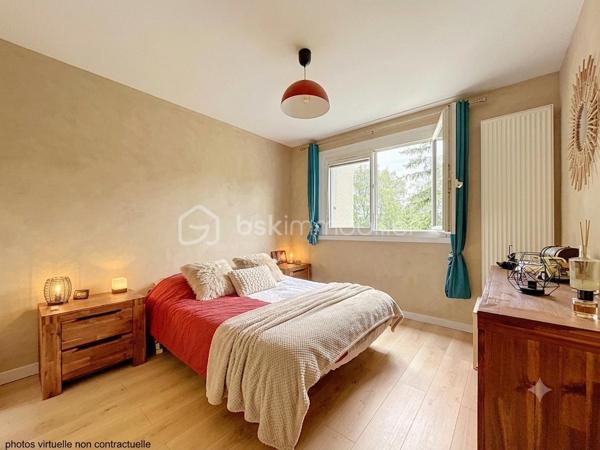 Situé au 4ᵉ et dernier étage AVEC ascenseur d'une résidence entretenue et sécurisée avec caméras, cet appartement de 83m², 4 pièces offre de BEAUX volumes, un fort potentiel d'aménagement et un environnement agréable.

Dès l'entrée, vous serez séduits par ses nombreux rangements grâce à un très grand placard. L'appartement se compose d'un WC indépendant, un dressing, d'une cuisine indépendante équipée d'une chaudière individuelle au gaz FRISQUET, ainsi que d'un VASTE espace de vie de 33 m² comprenant une salle à manger ouverte sur le salon , idéal pour partager des moments conviviaux.

L'espace nuit dessert deux chambres, une salle de bains ainsi qu'une buanderie/cellier offrant un véritable atout supplémentaire. Cette pièce dispose déjà des arrivées et évacuations d'eau, permettant facilement la création d'une seconde salle d'eau selon vos besoins.

Vous profiterez également d'un grand balcon filant, accessible depuis le séjour, la salle à manger et l'une des chambres. Cet appartement bénéficie d'une belle luminosité grâce aux nombreuses ouvertures de l'appartement et offre une agréable vue dégagée sur les jardins de la copropriété, sans vis-à-vis direct.

Entièrement décoré avec des couleurs audacieuses et pleines de caractère, cet appartement reflète un univers unique et vivant, laissant toutefois toute liberté aux futurs acquéreurs d’y projeter leur propre style.

Les prestations sont complétées par :
Une cave.
Deux places de stationnement privatives, dont une en sous-sol sécurisé (-1) et une en extérieur au sein de la résidence sécurisée.
Résidence avec ascenseur.
Un emplacement stratégique

Vous profiterez de la proximité immédiate des transports, des commerces, des écoles, de la clinique, de la piscine ainsi que des nombreux équipements de la ville.

Enfin, le secteur bénéficie du dynamisme lié au développement de la nouvelle ZAC d'Ezanville, un projet d'aménagement qui contribue à renforcer l'attractivité de la commune avec de nouveaux services, commerces et infrastructures.

Un appartement aux beaux volumes, offrant de nombreuses possibilités d'aménagement, idéal pour une famille ou pour des acquéreurs souhaitant personnaliser leur futur lieu de vie.

TRANSPORTS :
La GARE d’Écouen – Ézanville à 1,5 kms (Transilien ligne H vers Paris Gare du Nord en environ 15-20 minutes) est accessible en seulement 20 minutes à pied ou 5 minutes en voiture.
Direction : Paris Gare du Nord (environ 20 à 25 min)
Persan - Beaumont
Luzarches

LES BUS 269, 15 et 17 à proximité immédiate de la résidence 

Le bus 269 relie principalement :
Garges - Sarcelles RER (RER D) ↔ Ézanville ↔ Domont ↔ Moisselles
Il permet donc de rejoindre facilement le RER D à Garges - Sarcelles, direction Paris (Gare du Nord, Châtelet, etc.) ou le Val-d’Oise.

Bus 15 et 17 ces lignes sont des bus locaux de desserte :
Ligne 15 : dessert Ézanville et les communes voisines (liaisons locales vers Domont / Moisselles / Montmorency selon les tronçons)
Ligne 17 : ligne de proximité également, assurant les liaisons entre quartiers, gares et communes alentours (connexion vers réseaux bus et Transilien)

Elles permettent surtout des déplacements de proximité et des correspondances vers les gares et autres lignes structurantes.

ECOLES :
École maternelle Paul Fort
École élémentaire Paul Fort
Toutes deux situées dans le secteur, accessibles rapidement.

École maternelle et élémentaire Louis Théobald (selon sectorisation)
Autre groupe scolaire de la commune, également proche.

Collège Aimé Césaire – Ézanville
Collège de secteur de la ville, facilement accessible en bus ou à pied selon les quartiers.

Lycées à proximité :
Lycée Camille Saint-Saëns – Deuil-la-Barre
Lycée Gustave Monod – Enghien-les-Bains
Lycée Jean-Jacques Rousseau – Montmorency

Une visite s'impose pour découvrir tout son potentiel !