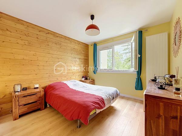 Situé au 4ᵉ et dernier étage AVEC ascenseur d'une résidence entretenue et sécurisée avec caméras, cet appartement de 83m², 4 pièces offre de BEAUX volumes, un fort potentiel d'aménagement et un environnement agréable.

Dès l'entrée, vous serez séduits par ses nombreux rangements grâce à un très grand placard. L'appartement se compose d'un WC indépendant, un dressing, d'une cuisine indépendante équipée d'une chaudière individuelle au gaz FRISQUET, ainsi que d'un VASTE espace de vie de 33 m² comprenant une salle à manger ouverte sur le salon , idéal pour partager des moments conviviaux.

L'espace nuit dessert deux chambres, une salle de bains ainsi qu'une buanderie/cellier offrant un véritable atout supplémentaire. Cette pièce dispose déjà des arrivées et évacuations d'eau, permettant facilement la création d'une seconde salle d'eau selon vos besoins.

Vous profiterez également d'un grand balcon filant, accessible depuis le séjour, la salle à manger et l'une des chambres. Cet appartement bénéficie d'une belle luminosité grâce aux nombreuses ouvertures de l'appartement et offre une agréable vue dégagée sur les jardins de la copropriété, sans vis-à-vis direct.

Entièrement décoré avec des couleurs audacieuses et pleines de caractère, cet appartement reflète un univers unique et vivant, laissant toutefois toute liberté aux futurs acquéreurs d’y projeter leur propre style.

Les prestations sont complétées par :
Une cave.
Deux places de stationnement privatives, dont une en sous-sol sécurisé (-1) et une en extérieur au sein de la résidence sécurisée.
Résidence avec ascenseur.
Un emplacement stratégique

Vous profiterez de la proximité immédiate des transports, des commerces, des écoles, de la clinique, de la piscine ainsi que des nombreux équipements de la ville.

Enfin, le secteur bénéficie du dynamisme lié au développement de la nouvelle ZAC d'Ezanville, un projet d'aménagement qui contribue à renforcer l'attractivité de la commune avec de nouveaux services, commerces et infrastructures.

Un appartement aux beaux volumes, offrant de nombreuses possibilités d'aménagement, idéal pour une famille ou pour des acquéreurs souhaitant personnaliser leur futur lieu de vie.

TRANSPORTS :
La GARE d’Écouen – Ézanville à 1,5 kms (Transilien ligne H vers Paris Gare du Nord en environ 15-20 minutes) est accessible en seulement 20 minutes à pied ou 5 minutes en voiture.
Direction : Paris Gare du Nord (environ 20 à 25 min)
Persan - Beaumont
Luzarches

LES BUS 269, 15 et 17 à proximité immédiate de la résidence 

Le bus 269 relie principalement :
Garges - Sarcelles RER (RER D) ↔ Ézanville ↔ Domont ↔ Moisselles
Il permet donc de rejoindre facilement le RER D à Garges - Sarcelles, direction Paris (Gare du Nord, Châtelet, etc.) ou le Val-d’Oise.

Bus 15 et 17 ces lignes sont des bus locaux de desserte :
Ligne 15 : dessert Ézanville et les communes voisines (liaisons locales vers Domont / Moisselles / Montmorency selon les tronçons)
Ligne 17 : ligne de proximité également, assurant les liaisons entre quartiers, gares et communes alentours (connexion vers réseaux bus et Transilien)

Elles permettent surtout des déplacements de proximité et des correspondances vers les gares et autres lignes structurantes.

ECOLES :
École maternelle Paul Fort
École élémentaire Paul Fort
Toutes deux situées dans le secteur, accessibles rapidement.

École maternelle et élémentaire Louis Théobald (selon sectorisation)
Autre groupe scolaire de la commune, également proche.

Collège Aimé Césaire – Ézanville
Collège de secteur de la ville, facilement accessible en bus ou à pied selon les quartiers.

Lycées à proximité :
Lycée Camille Saint-Saëns – Deuil-la-Barre
Lycée Gustave Monod – Enghien-les-Bains
Lycée Jean-Jacques Rousseau – Montmorency

Une visite s'impose pour découvrir tout son potentiel !