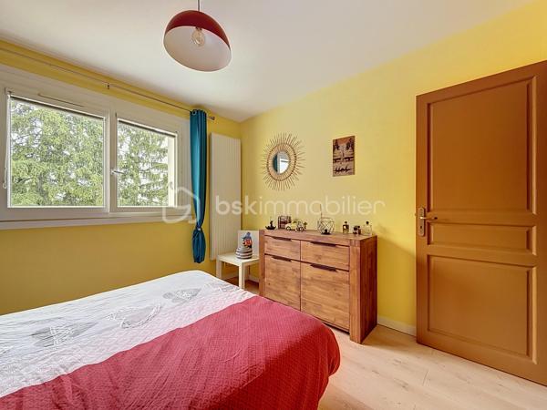 Situé au 4ᵉ et dernier étage AVEC ascenseur d'une résidence entretenue et sécurisée avec caméras, cet appartement de 83m², 4 pièces offre de BEAUX volumes, un fort potentiel d'aménagement et un environnement agréable.

Dès l'entrée, vous serez séduits par ses nombreux rangements grâce à un très grand placard. L'appartement se compose d'un WC indépendant, un dressing, d'une cuisine indépendante équipée d'une chaudière individuelle au gaz FRISQUET, ainsi que d'un VASTE espace de vie de 33 m² comprenant une salle à manger ouverte sur le salon , idéal pour partager des moments conviviaux.

L'espace nuit dessert deux chambres, une salle de bains ainsi qu'une buanderie/cellier offrant un véritable atout supplémentaire. Cette pièce dispose déjà des arrivées et évacuations d'eau, permettant facilement la création d'une seconde salle d'eau selon vos besoins.

Vous profiterez également d'un grand balcon filant, accessible depuis le séjour, la salle à manger et l'une des chambres. Cet appartement bénéficie d'une belle luminosité grâce aux nombreuses ouvertures de l'appartement et offre une agréable vue dégagée sur les jardins de la copropriété, sans vis-à-vis direct.

Entièrement décoré avec des couleurs audacieuses et pleines de caractère, cet appartement reflète un univers unique et vivant, laissant toutefois toute liberté aux futurs acquéreurs d’y projeter leur propre style.

Les prestations sont complétées par :
Une cave.
Deux places de stationnement privatives, dont une en sous-sol sécurisé (-1) et une en extérieur au sein de la résidence sécurisée.
Résidence avec ascenseur.
Un emplacement stratégique

Vous profiterez de la proximité immédiate des transports, des commerces, des écoles, de la clinique, de la piscine ainsi que des nombreux équipements de la ville.

Enfin, le secteur bénéficie du dynamisme lié au développement de la nouvelle ZAC d'Ezanville, un projet d'aménagement qui contribue à renforcer l'attractivité de la commune avec de nouveaux services, commerces et infrastructures.

Un appartement aux beaux volumes, offrant de nombreuses possibilités d'aménagement, idéal pour une famille ou pour des acquéreurs souhaitant personnaliser leur futur lieu de vie.

TRANSPORTS :
La GARE d’Écouen – Ézanville à 1,5 kms (Transilien ligne H vers Paris Gare du Nord en environ 15-20 minutes) est accessible en seulement 20 minutes à pied ou 5 minutes en voiture.
Direction : Paris Gare du Nord (environ 20 à 25 min)
Persan - Beaumont
Luzarches

LES BUS 269, 15 et 17 à proximité immédiate de la résidence 

Le bus 269 relie principalement :
Garges - Sarcelles RER (RER D) ↔ Ézanville ↔ Domont ↔ Moisselles
Il permet donc de rejoindre facilement le RER D à Garges - Sarcelles, direction Paris (Gare du Nord, Châtelet, etc.) ou le Val-d’Oise.

Bus 15 et 17 ces lignes sont des bus locaux de desserte :
Ligne 15 : dessert Ézanville et les communes voisines (liaisons locales vers Domont / Moisselles / Montmorency selon les tronçons)
Ligne 17 : ligne de proximité également, assurant les liaisons entre quartiers, gares et communes alentours (connexion vers réseaux bus et Transilien)

Elles permettent surtout des déplacements de proximité et des correspondances vers les gares et autres lignes structurantes.

ECOLES :
École maternelle Paul Fort
École élémentaire Paul Fort
Toutes deux situées dans le secteur, accessibles rapidement.

École maternelle et élémentaire Louis Théobald (selon sectorisation)
Autre groupe scolaire de la commune, également proche.

Collège Aimé Césaire – Ézanville
Collège de secteur de la ville, facilement accessible en bus ou à pied selon les quartiers.

Lycées à proximité :
Lycée Camille Saint-Saëns – Deuil-la-Barre
Lycée Gustave Monod – Enghien-les-Bains
Lycée Jean-Jacques Rousseau – Montmorency

Une visite s'impose pour découvrir tout son potentiel !