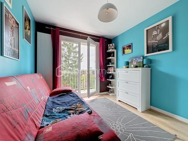 Situé au 4ᵉ et dernier étage AVEC ascenseur d'une résidence entretenue et sécurisée avec caméras, cet appartement de 83m², 4 pièces offre de BEAUX volumes, un fort potentiel d'aménagement et un environnement agréable.

Dès l'entrée, vous serez séduits par ses nombreux rangements grâce à un très grand placard. L'appartement se compose d'un WC indépendant, un dressing, d'une cuisine indépendante équipée d'une chaudière individuelle au gaz FRISQUET, ainsi que d'un VASTE espace de vie de 33 m² comprenant une salle à manger ouverte sur le salon , idéal pour partager des moments conviviaux.

L'espace nuit dessert deux chambres, une salle de bains ainsi qu'une buanderie/cellier offrant un véritable atout supplémentaire. Cette pièce dispose déjà des arrivées et évacuations d'eau, permettant facilement la création d'une seconde salle d'eau selon vos besoins.

Vous profiterez également d'un grand balcon filant, accessible depuis le séjour, la salle à manger et l'une des chambres. Cet appartement bénéficie d'une belle luminosité grâce aux nombreuses ouvertures de l'appartement et offre une agréable vue dégagée sur les jardins de la copropriété, sans vis-à-vis direct.

Entièrement décoré avec des couleurs audacieuses et pleines de caractère, cet appartement reflète un univers unique et vivant, laissant toutefois toute liberté aux futurs acquéreurs d’y projeter leur propre style.

Les prestations sont complétées par :
Une cave.
Deux places de stationnement privatives, dont une en sous-sol sécurisé (-1) et une en extérieur au sein de la résidence sécurisée.
Résidence avec ascenseur.
Un emplacement stratégique

Vous profiterez de la proximité immédiate des transports, des commerces, des écoles, de la clinique, de la piscine ainsi que des nombreux équipements de la ville.

Enfin, le secteur bénéficie du dynamisme lié au développement de la nouvelle ZAC d'Ezanville, un projet d'aménagement qui contribue à renforcer l'attractivité de la commune avec de nouveaux services, commerces et infrastructures.

Un appartement aux beaux volumes, offrant de nombreuses possibilités d'aménagement, idéal pour une famille ou pour des acquéreurs souhaitant personnaliser leur futur lieu de vie.

TRANSPORTS :
La GARE d’Écouen – Ézanville à 1,5 kms (Transilien ligne H vers Paris Gare du Nord en environ 15-20 minutes) est accessible en seulement 20 minutes à pied ou 5 minutes en voiture.
Direction : Paris Gare du Nord (environ 20 à 25 min)
Persan - Beaumont
Luzarches

LES BUS 269, 15 et 17 à proximité immédiate de la résidence 

Le bus 269 relie principalement :
Garges - Sarcelles RER (RER D) ↔ Ézanville ↔ Domont ↔ Moisselles
Il permet donc de rejoindre facilement le RER D à Garges - Sarcelles, direction Paris (Gare du Nord, Châtelet, etc.) ou le Val-d’Oise.

Bus 15 et 17 ces lignes sont des bus locaux de desserte :
Ligne 15 : dessert Ézanville et les communes voisines (liaisons locales vers Domont / Moisselles / Montmorency selon les tronçons)
Ligne 17 : ligne de proximité également, assurant les liaisons entre quartiers, gares et communes alentours (connexion vers réseaux bus et Transilien)

Elles permettent surtout des déplacements de proximité et des correspondances vers les gares et autres lignes structurantes.

ECOLES :
École maternelle Paul Fort
École élémentaire Paul Fort
Toutes deux situées dans le secteur, accessibles rapidement.

École maternelle et élémentaire Louis Théobald (selon sectorisation)
Autre groupe scolaire de la commune, également proche.

Collège Aimé Césaire – Ézanville
Collège de secteur de la ville, facilement accessible en bus ou à pied selon les quartiers.

Lycées à proximité :
Lycée Camille Saint-Saëns – Deuil-la-Barre
Lycée Gustave Monod – Enghien-les-Bains
Lycée Jean-Jacques Rousseau – Montmorency

Une visite s'impose pour découvrir tout son potentiel !
