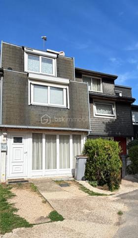 **** Exclusivité BSK ****
Cesson-la-Forêt, en impasse, découvrez cette maison de type triplex, parfaitement entretenue, de 95 m² au sol.
La maison se compose d'une entrée avec placard, d'une chambre, d'une salle d'eau avec WC et d'un garage.
Le niveau principal offre un séjour lumineux traversant ouvert sur une cuisine équipée entièrement repensée en 2024. 
À l'étage, découvrez deux autres chambres, dont une avec mezzanine, ainsi qu'une salle de bains et WC.
La maison étant entretenue, la toiture et le tableau électrique sont récents , elle dispose du double vitrage et de volets roulants électriques.
Son jardin bien exposé vous permettra de profiter des beaux jours.

Son emplacement est idéal, à proximité à pied des écoles, collèges, commerces et de la gare de Cesson.

Cette maison est le parfait compromis entre la maison et l'appartement ; je vous invite à y poser vos valises.

Une visite s'impose !