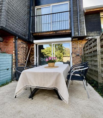 **** Exclusivité BSK ****
Cesson-la-Forêt, en impasse, découvrez cette maison de type triplex, parfaitement entretenue, de 95 m² au sol.
La maison se compose d'une entrée avec placard, d'une chambre, d'une salle d'eau avec WC et d'un garage.
Le niveau principal offre un séjour lumineux traversant ouvert sur une cuisine équipée entièrement repensée en 2024. 
À l'étage, découvrez deux autres chambres, dont une avec mezzanine, ainsi qu'une salle de bains et WC.
La maison étant entretenue, la toiture et le tableau électrique sont récents , elle dispose du double vitrage et de volets roulants électriques.
Son jardin bien exposé vous permettra de profiter des beaux jours.

Son emplacement est idéal, à proximité à pied des écoles, collèges, commerces et de la gare de Cesson.

Cette maison est le parfait compromis entre la maison et l'appartement ; je vous invite à y poser vos valises.

Une visite s'impose !