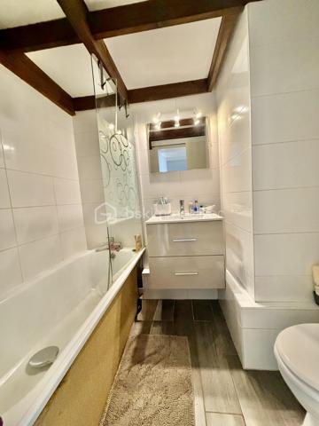 **** Exclusivité BSK ****
Cesson-la-Forêt, en impasse, découvrez cette maison de type triplex, parfaitement entretenue, de 95 m² au sol.
La maison se compose d'une entrée avec placard, d'une chambre, d'une salle d'eau avec WC et d'un garage.
Le niveau principal offre un séjour lumineux traversant ouvert sur une cuisine équipée entièrement repensée en 2024. 
À l'étage, découvrez deux autres chambres, dont une avec mezzanine, ainsi qu'une salle de bains et WC.
La maison étant entretenue, la toiture et le tableau électrique sont récents , elle dispose du double vitrage et de volets roulants électriques.
Son jardin bien exposé vous permettra de profiter des beaux jours.

Son emplacement est idéal, à proximité à pied des écoles, collèges, commerces et de la gare de Cesson.

Cette maison est le parfait compromis entre la maison et l'appartement ; je vous invite à y poser vos valises.

Une visite s'impose !
