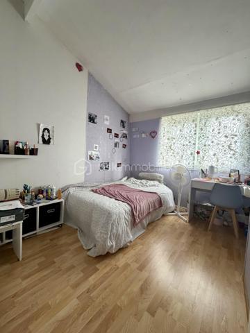 **** Exclusivité BSK ****
Cesson-la-Forêt, en impasse, découvrez cette maison de type triplex, parfaitement entretenue, de 95 m² au sol.
La maison se compose d'une entrée avec placard, d'une chambre, d'une salle d'eau avec WC et d'un garage.
Le niveau principal offre un séjour lumineux traversant ouvert sur une cuisine équipée entièrement repensée en 2024. 
À l'étage, découvrez deux autres chambres, dont une avec mezzanine, ainsi qu'une salle de bains et WC.
La maison étant entretenue, la toiture et le tableau électrique sont récents , elle dispose du double vitrage et de volets roulants électriques.
Son jardin bien exposé vous permettra de profiter des beaux jours.

Son emplacement est idéal, à proximité à pied des écoles, collèges, commerces et de la gare de Cesson.

Cette maison est le parfait compromis entre la maison et l'appartement ; je vous invite à y poser vos valises.

Une visite s'impose !
