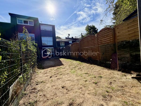 **** Exclusivité BSK ****
Cesson-la-Forêt, en impasse, découvrez cette maison de type triplex, parfaitement entretenue, de 95 m² au sol.
La maison se compose d'une entrée avec placard, d'une chambre, d'une salle d'eau avec WC et d'un garage.
Le niveau principal offre un séjour lumineux traversant ouvert sur une cuisine équipée entièrement repensée en 2024. 
À l'étage, découvrez deux autres chambres, dont une avec mezzanine, ainsi qu'une salle de bains et WC.
La maison étant entretenue, la toiture et le tableau électrique sont récents , elle dispose du double vitrage et de volets roulants électriques.
Son jardin bien exposé vous permettra de profiter des beaux jours.

Son emplacement est idéal, à proximité à pied des écoles, collèges, commerces et de la gare de Cesson.

Cette maison est le parfait compromis entre la maison et l'appartement ; je vous invite à y poser vos valises.

Une visite s'impose !