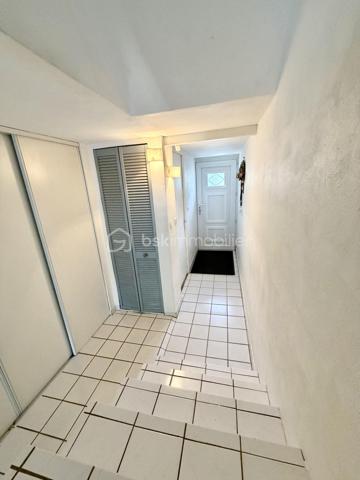 **** Exclusivité BSK ****
Cesson-la-Forêt, en impasse, découvrez cette maison de type triplex, parfaitement entretenue, de 95 m² au sol.
La maison se compose d'une entrée avec placard, d'une chambre, d'une salle d'eau avec WC et d'un garage.
Le niveau principal offre un séjour lumineux traversant ouvert sur une cuisine équipée entièrement repensée en 2024. 
À l'étage, découvrez deux autres chambres, dont une avec mezzanine, ainsi qu'une salle de bains et WC.
La maison étant entretenue, la toiture et le tableau électrique sont récents , elle dispose du double vitrage et de volets roulants électriques.
Son jardin bien exposé vous permettra de profiter des beaux jours.

Son emplacement est idéal, à proximité à pied des écoles, collèges, commerces et de la gare de Cesson.

Cette maison est le parfait compromis entre la maison et l'appartement ; je vous invite à y poser vos valises.

Une visite s'impose !