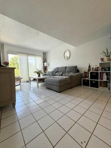**** Exclusivité BSK ****
Cesson-la-Forêt, en impasse, découvrez cette maison de type triplex, parfaitement entretenue, de 95 m² au sol.
La maison se compose d'une entrée avec placard, d'une chambre, d'une salle d'eau avec WC et d'un garage.
Le niveau principal offre un séjour lumineux traversant ouvert sur une cuisine équipée entièrement repensée en 2024. 
À l'étage, découvrez deux autres chambres, dont une avec mezzanine, ainsi qu'une salle de bains et WC.
La maison étant entretenue, la toiture et le tableau électrique sont récents , elle dispose du double vitrage et de volets roulants électriques.
Son jardin bien exposé vous permettra de profiter des beaux jours.

Son emplacement est idéal, à proximité à pied des écoles, collèges, commerces et de la gare de Cesson.

Cette maison est le parfait compromis entre la maison et l'appartement ; je vous invite à y poser vos valises.

Une visite s'impose !