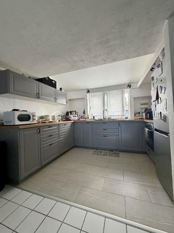 **** Exclusivité BSK ****
Cesson-la-Forêt, en impasse, découvrez cette maison de type triplex, parfaitement entretenue, de 95 m² au sol.
La maison se compose d'une entrée avec placard, d'une chambre, d'une salle d'eau avec WC et d'un garage.
Le niveau principal offre un séjour lumineux traversant ouvert sur une cuisine équipée entièrement repensée en 2024. 
À l'étage, découvrez deux autres chambres, dont une avec mezzanine, ainsi qu'une salle de bains et WC.
La maison étant entretenue, la toiture et le tableau électrique sont récents , elle dispose du double vitrage et de volets roulants électriques.
Son jardin bien exposé vous permettra de profiter des beaux jours.

Son emplacement est idéal, à proximité à pied des écoles, collèges, commerces et de la gare de Cesson.

Cette maison est le parfait compromis entre la maison et l'appartement ; je vous invite à y poser vos valises.

Une visite s'impose !