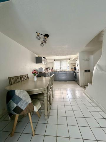 **** Exclusivité BSK ****
Cesson-la-Forêt, en impasse, découvrez cette maison de type triplex, parfaitement entretenue, de 95 m² au sol.
La maison se compose d'une entrée avec placard, d'une chambre, d'une salle d'eau avec WC et d'un garage.
Le niveau principal offre un séjour lumineux traversant ouvert sur une cuisine équipée entièrement repensée en 2024. 
À l'étage, découvrez deux autres chambres, dont une avec mezzanine, ainsi qu'une salle de bains et WC.
La maison étant entretenue, la toiture et le tableau électrique sont récents , elle dispose du double vitrage et de volets roulants électriques.
Son jardin bien exposé vous permettra de profiter des beaux jours.

Son emplacement est idéal, à proximité à pied des écoles, collèges, commerces et de la gare de Cesson.

Cette maison est le parfait compromis entre la maison et l'appartement ; je vous invite à y poser vos valises.

Une visite s'impose !