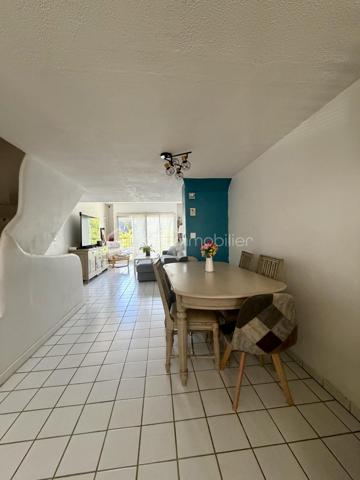 **** Exclusivité BSK ****
Cesson-la-Forêt, en impasse, découvrez cette maison de type triplex, parfaitement entretenue, de 95 m² au sol.
La maison se compose d'une entrée avec placard, d'une chambre, d'une salle d'eau avec WC et d'un garage.
Le niveau principal offre un séjour lumineux traversant ouvert sur une cuisine équipée entièrement repensée en 2024. 
À l'étage, découvrez deux autres chambres, dont une avec mezzanine, ainsi qu'une salle de bains et WC.
La maison étant entretenue, la toiture et le tableau électrique sont récents , elle dispose du double vitrage et de volets roulants électriques.
Son jardin bien exposé vous permettra de profiter des beaux jours.

Son emplacement est idéal, à proximité à pied des écoles, collèges, commerces et de la gare de Cesson.

Cette maison est le parfait compromis entre la maison et l'appartement ; je vous invite à y poser vos valises.

Une visite s'impose !