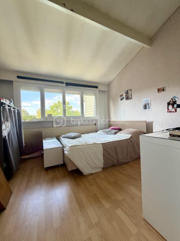 **** Exclusivité BSK ****
Cesson-la-Forêt, en impasse, découvrez cette maison de type triplex, parfaitement entretenue, de 95 m² au sol.
La maison se compose d'une entrée avec placard, d'une chambre, d'une salle d'eau avec WC et d'un garage.
Le niveau principal offre un séjour lumineux traversant ouvert sur une cuisine équipée entièrement repensée en 2024. 
À l'étage, découvrez deux autres chambres, dont une avec mezzanine, ainsi qu'une salle de bains et WC.
La maison étant entretenue, la toiture et le tableau électrique sont récents , elle dispose du double vitrage et de volets roulants électriques.
Son jardin bien exposé vous permettra de profiter des beaux jours.

Son emplacement est idéal, à proximité à pied des écoles, collèges, commerces et de la gare de Cesson.

Cette maison est le parfait compromis entre la maison et l'appartement ; je vous invite à y poser vos valises.

Une visite s'impose !