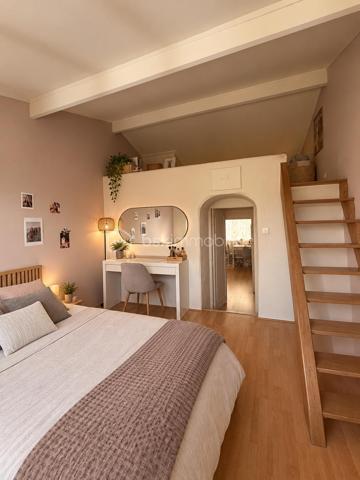 **** Exclusivité BSK ****
Cesson-la-Forêt, en impasse, découvrez cette maison de type triplex, parfaitement entretenue, de 95 m² au sol.
La maison se compose d'une entrée avec placard, d'une chambre, d'une salle d'eau avec WC et d'un garage.
Le niveau principal offre un séjour lumineux traversant ouvert sur une cuisine équipée entièrement repensée en 2024. 
À l'étage, découvrez deux autres chambres, dont une avec mezzanine, ainsi qu'une salle de bains et WC.
La maison étant entretenue, la toiture et le tableau électrique sont récents , elle dispose du double vitrage et de volets roulants électriques.
Son jardin bien exposé vous permettra de profiter des beaux jours.

Son emplacement est idéal, à proximité à pied des écoles, collèges, commerces et de la gare de Cesson.

Cette maison est le parfait compromis entre la maison et l'appartement ; je vous invite à y poser vos valises.

Une visite s'impose !