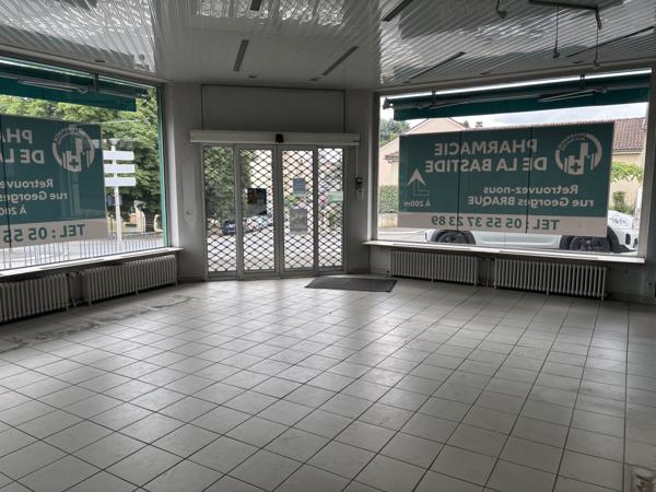Local Commercial
        
        - 415 m²