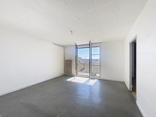 Manosque, appartement de type 4 à rénover avec balcon