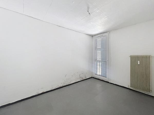 Manosque, appartement de type 4 à rénover avec balcon