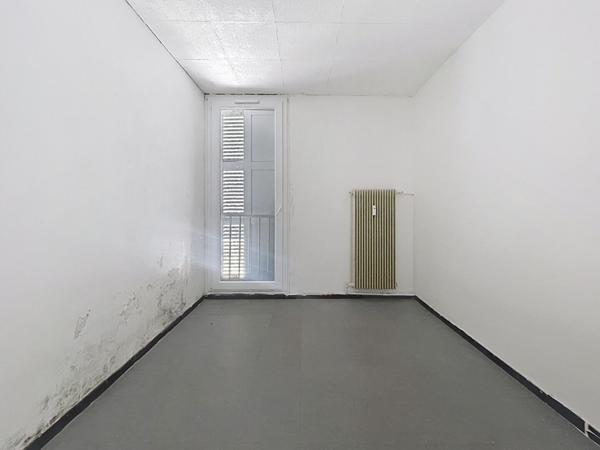 Manosque, appartement de type 4 à rénover avec balcon