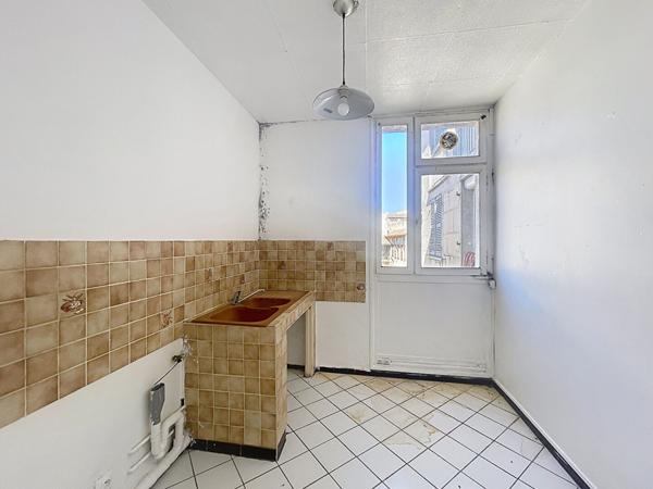 Manosque, appartement de type 4 à rénover avec balcon