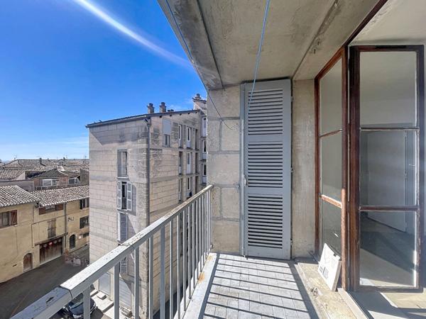 Manosque, appartement de type 4 à rénover avec balcon