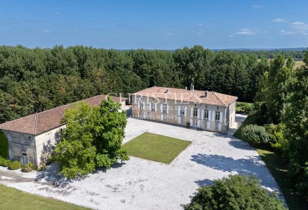Superbe Demeure du XVIIIe Siècle sur 5.8 hectares en Bordure de Dordogne