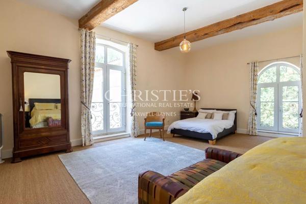 Superbe Demeure du XVIIIe Siècle sur 5.8 hectares en Bordure de Dordogne