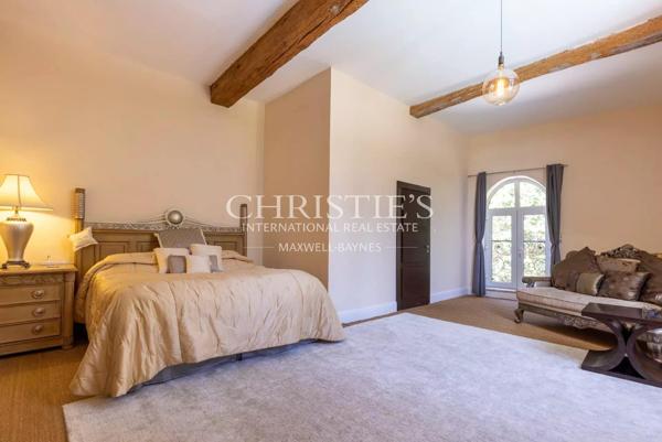 Superbe Demeure du XVIIIe Siècle sur 5.8 hectares en Bordure de Dordogne