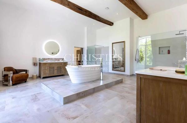 Superbe Demeure du XVIIIe Siècle sur 5.8 hectares en Bordure de Dordogne