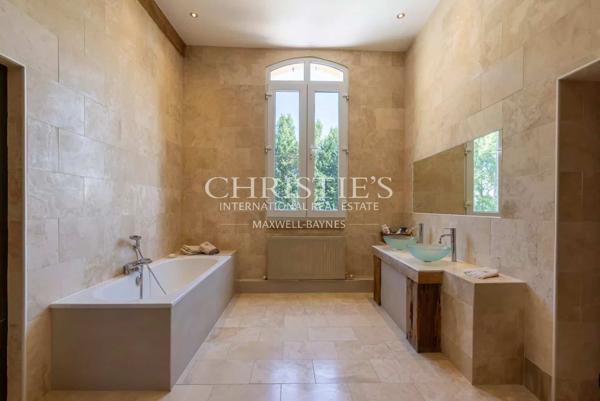 Superbe Demeure du XVIIIe Siècle sur 5.8 hectares en Bordure de Dordogne