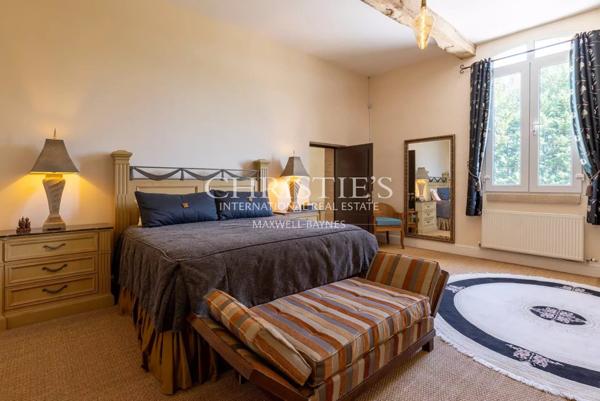 Superbe Demeure du XVIIIe Siècle sur 5.8 hectares en Bordure de Dordogne