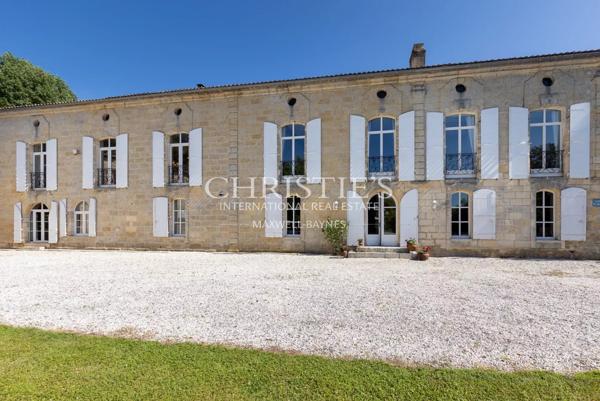 Superbe Demeure du XVIIIe Siècle sur 5.8 hectares en Bordure de Dordogne